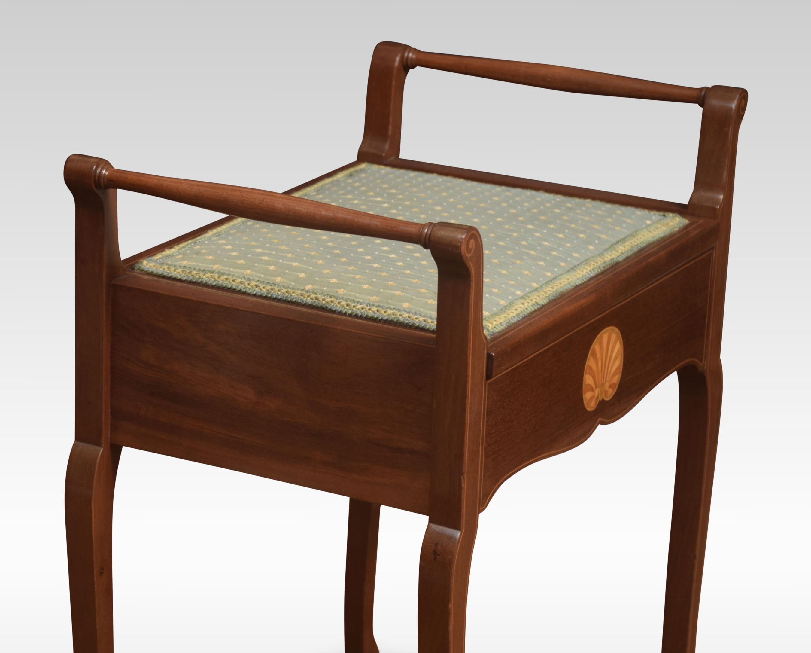 Sgabello in mogano intarsiato, con seduta imbottita che si apre per rivelare un ampio vano portaoggetti, fiancheggiato da maniglie tornite a volute. Il soffitto è decorato con un intarsio centrale a conchiglia, il tutto poggiato su quattro gambe