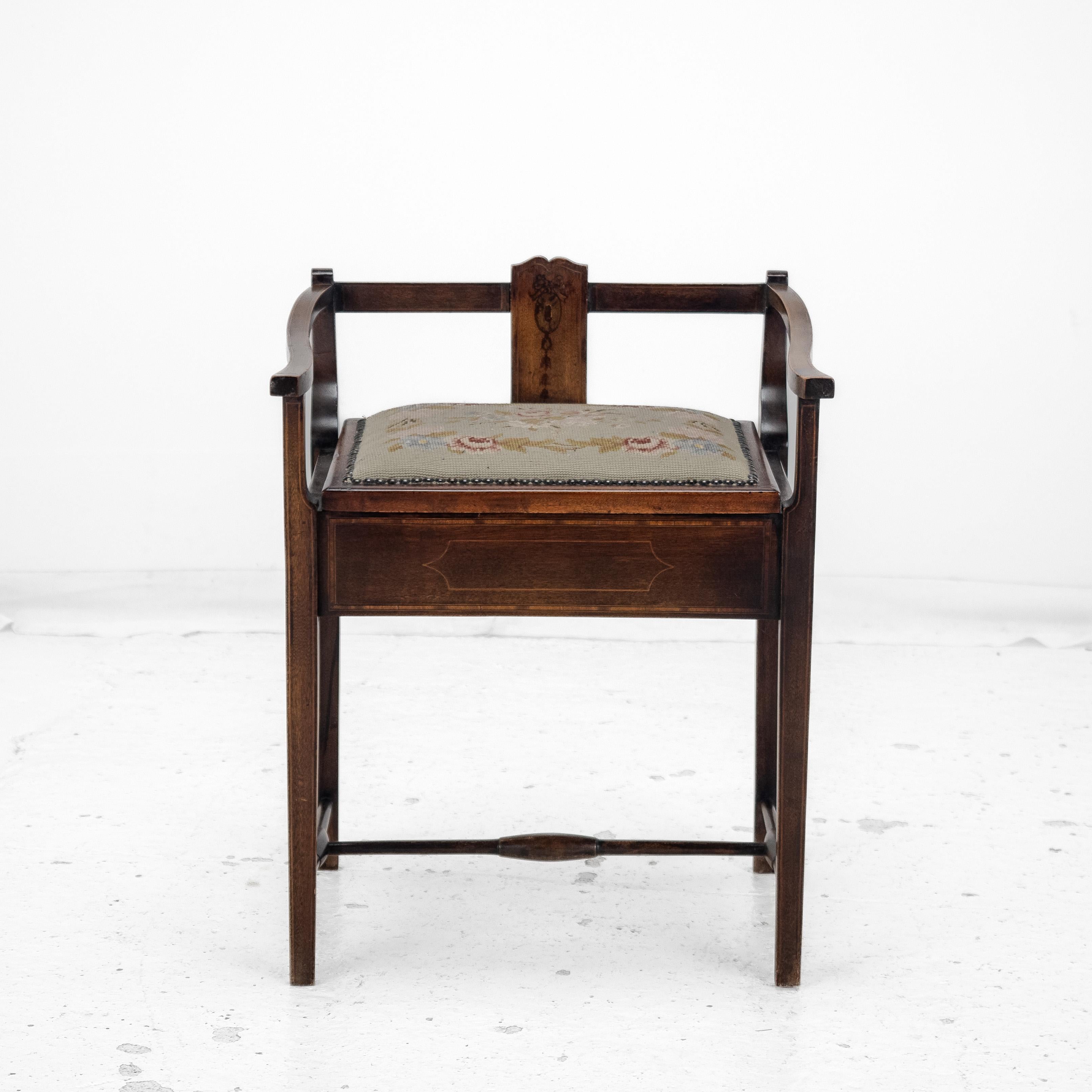 Asiento de Tapiz de Caoba con Incrustaciones Taburete para Piano / Música Edwardian Eduardiano en venta