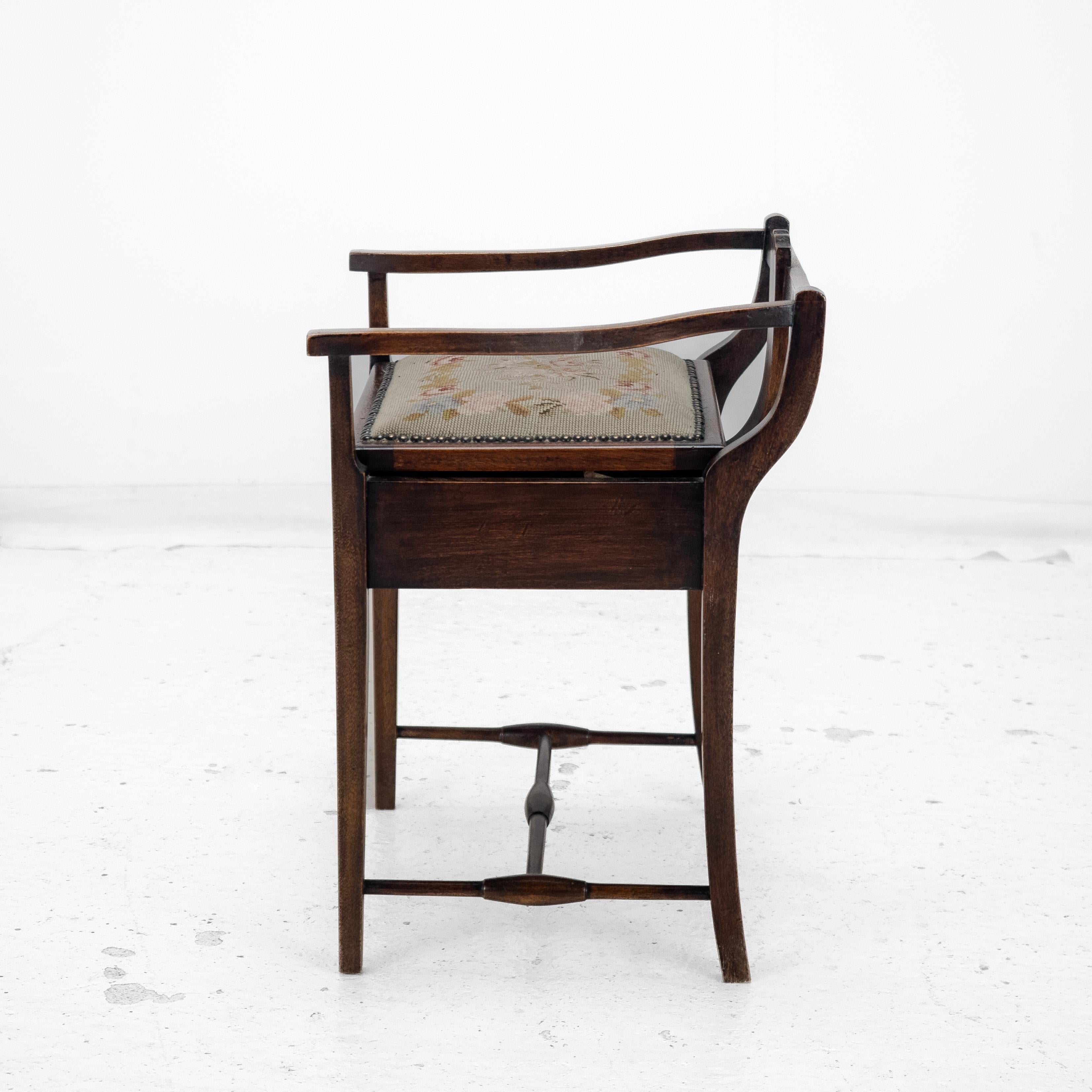 Asiento de Tapiz de Caoba con Incrustaciones Taburete para Piano / Música Edwardian siglo XX en venta