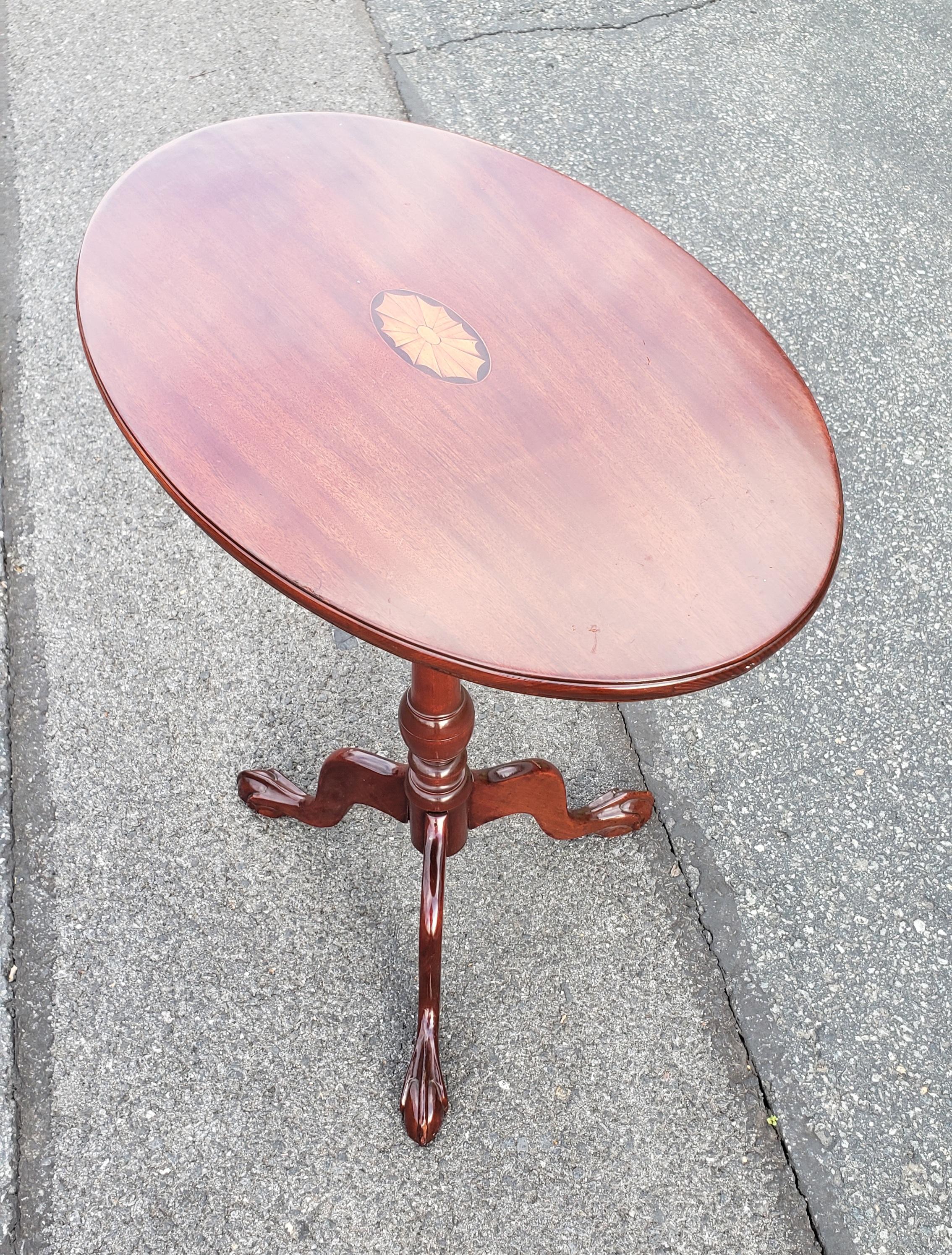Mahagoni Intarsien Tilt-Top Tea Table Beistelltisch mit Tripod Klauenfüße in sehr gutem Vintage-Zustand.
Der Tisch misst 26,5