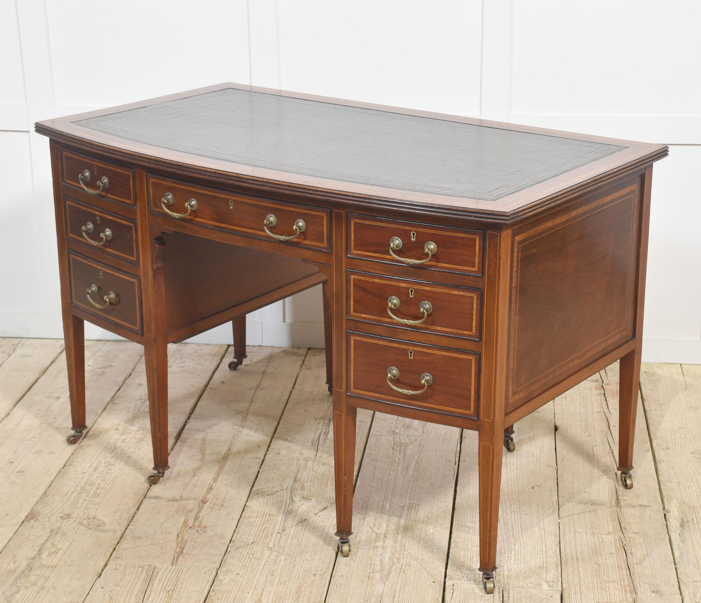 Mahogany inlaid writing desk In Good Condition For Sale In Cheshire, GB