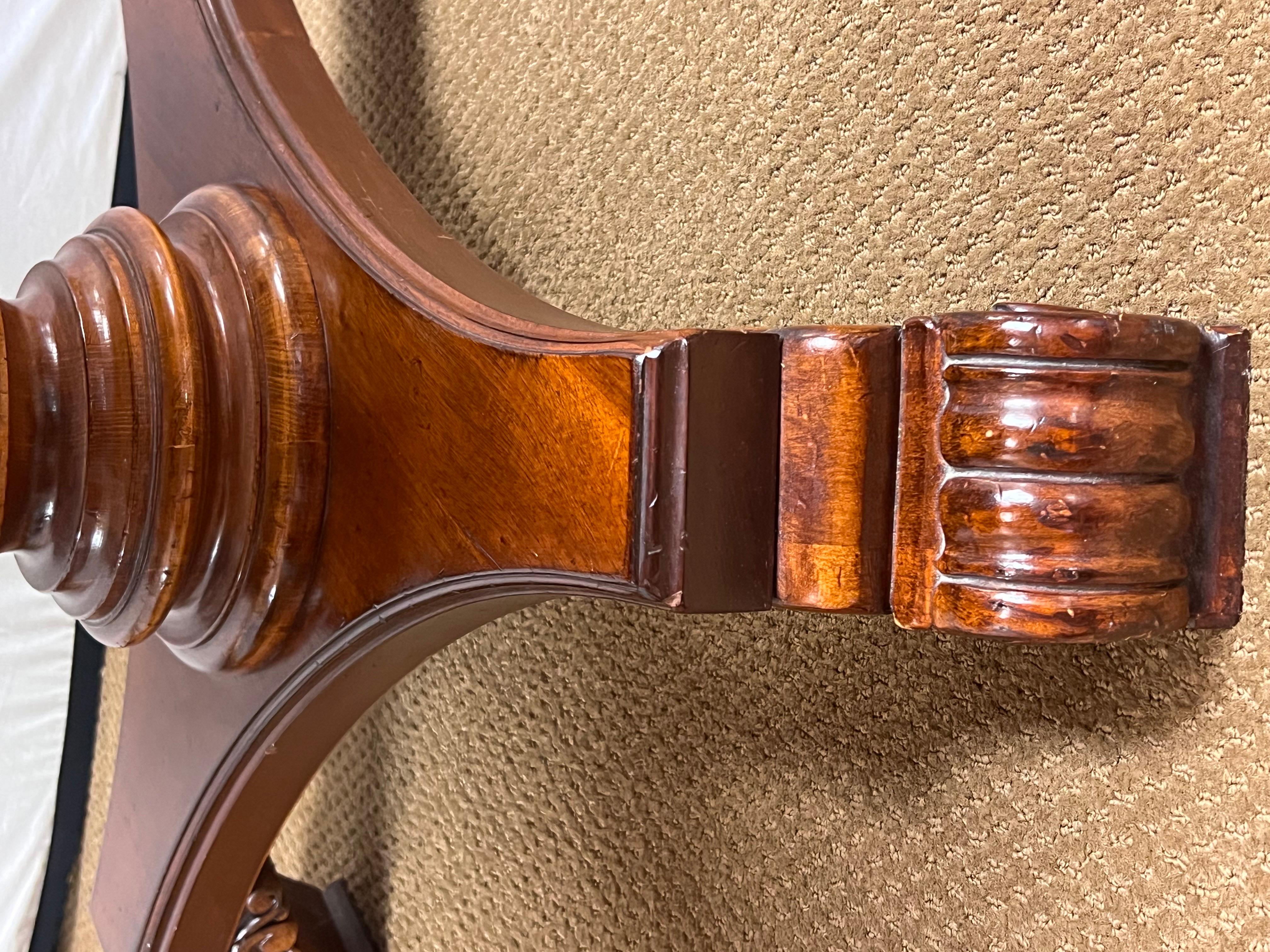 Mahogany Inlay Round Round Center Foyer Table In Good Condition In West Hartford, CT