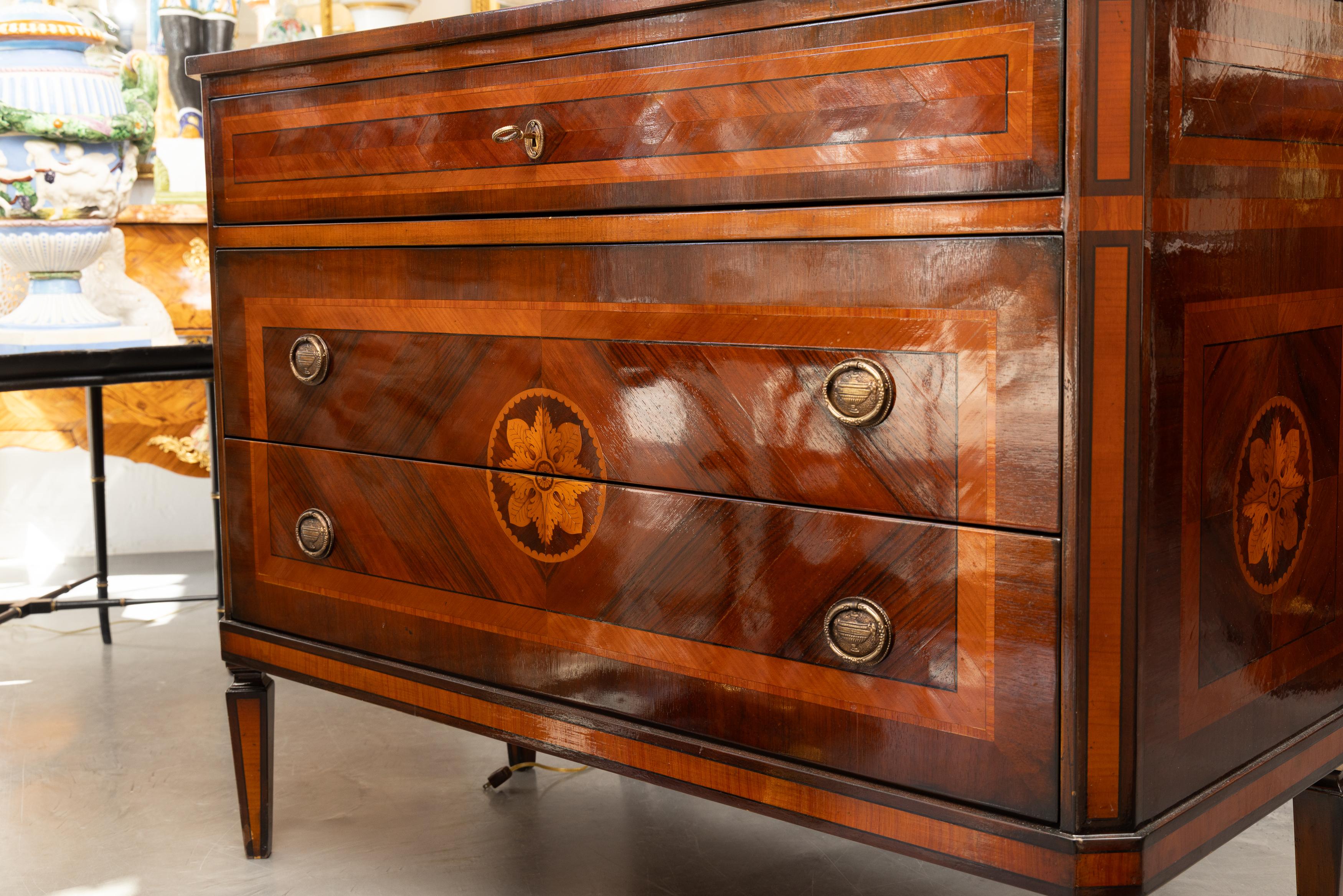 Commode en acajou de style Louis XVI italien avec incrustation. en vente 4