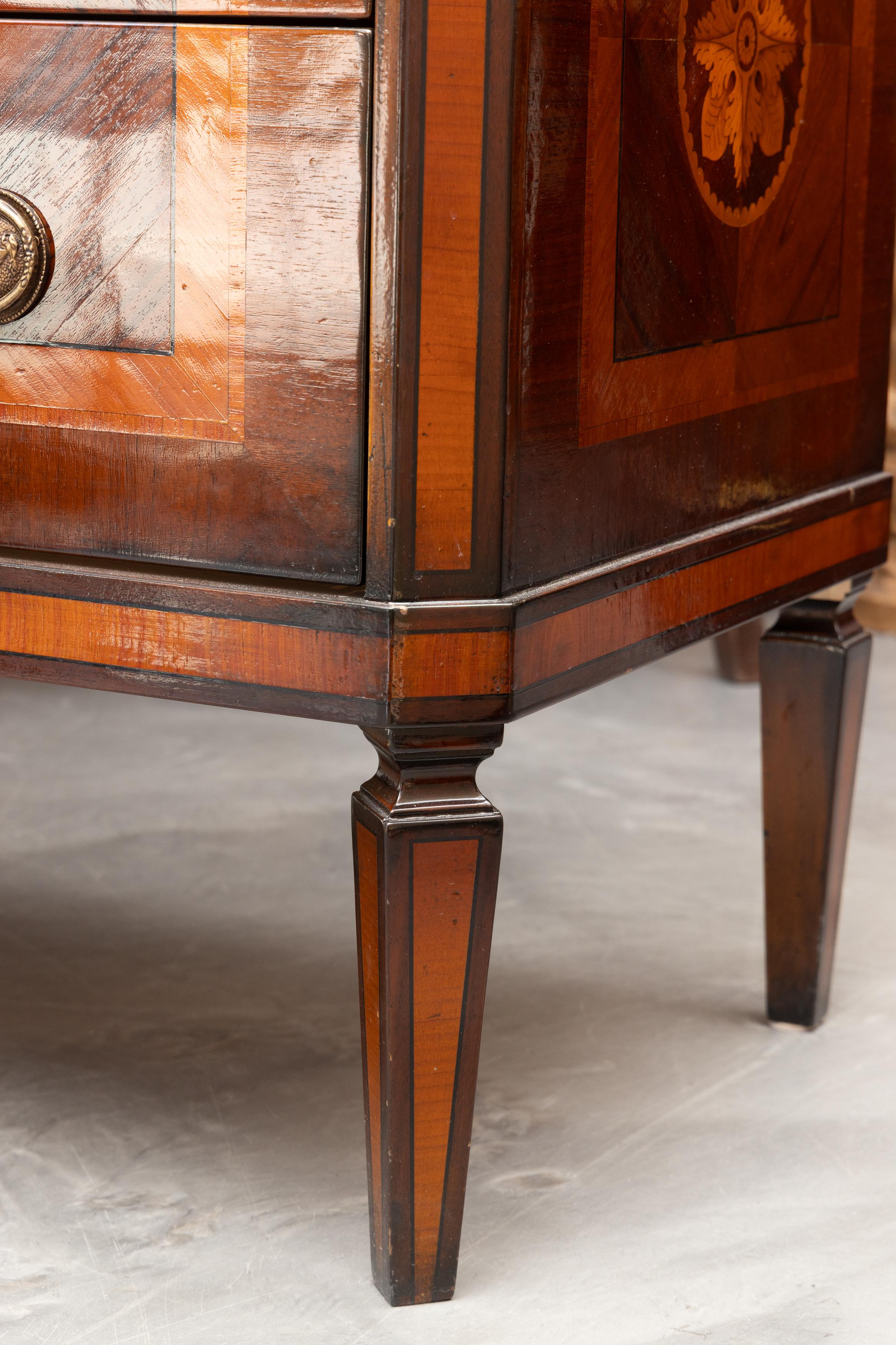 Commode en acajou de style Louis XVI italien avec incrustation. Bon état - En vente à WEST PALM BEACH, FL