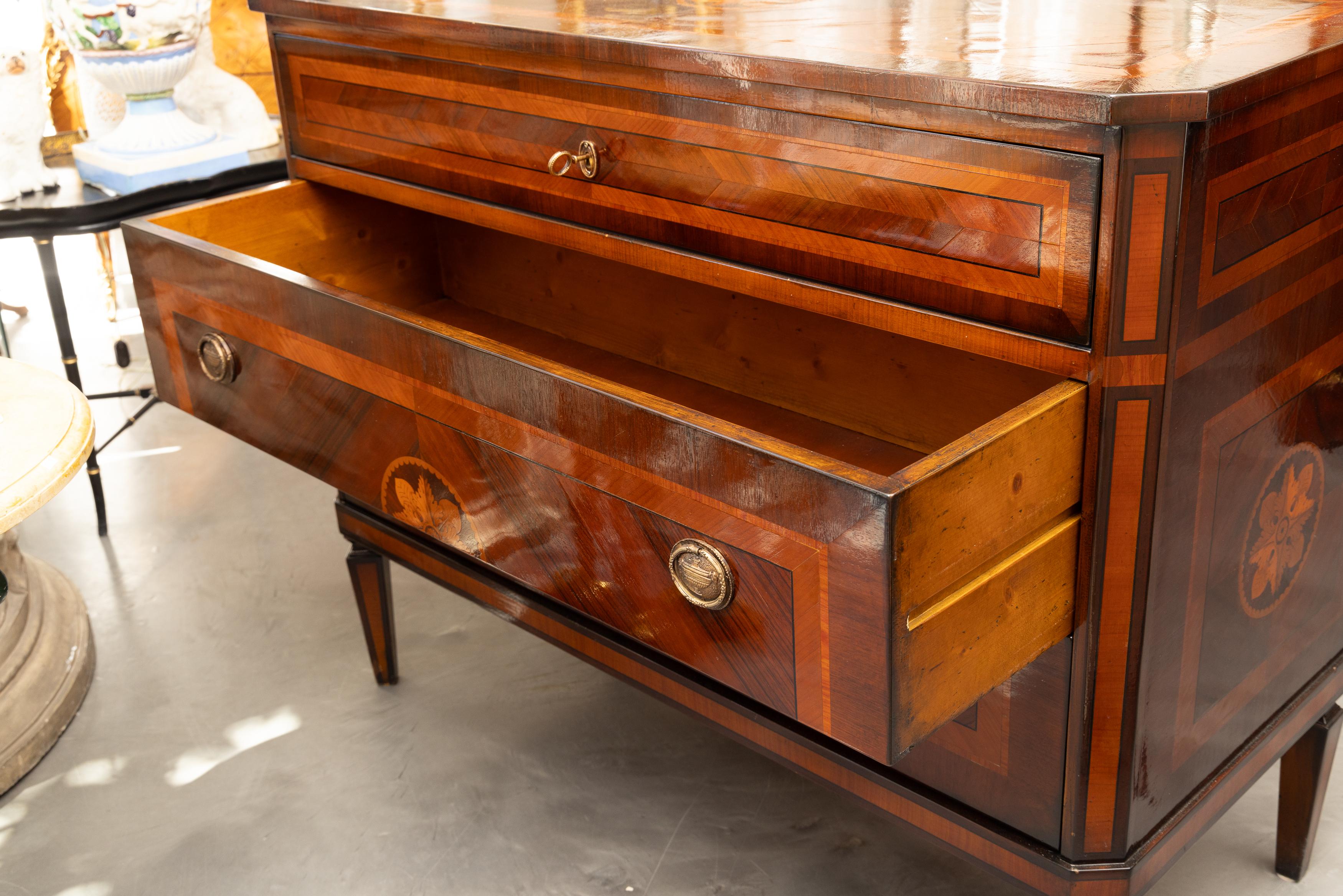 Acajou Commode en acajou de style Louis XVI italien avec incrustation. en vente