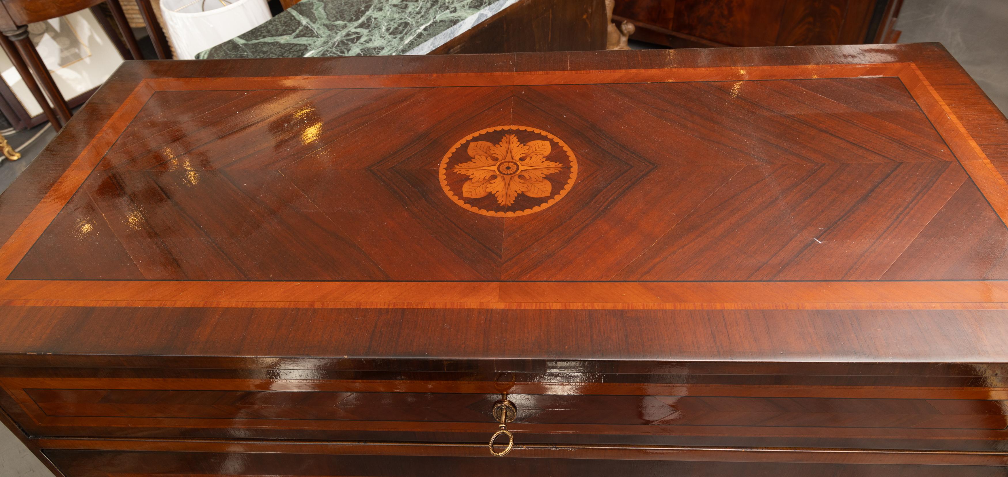 Commode en acajou de style Louis XVI italien avec incrustation. en vente 1