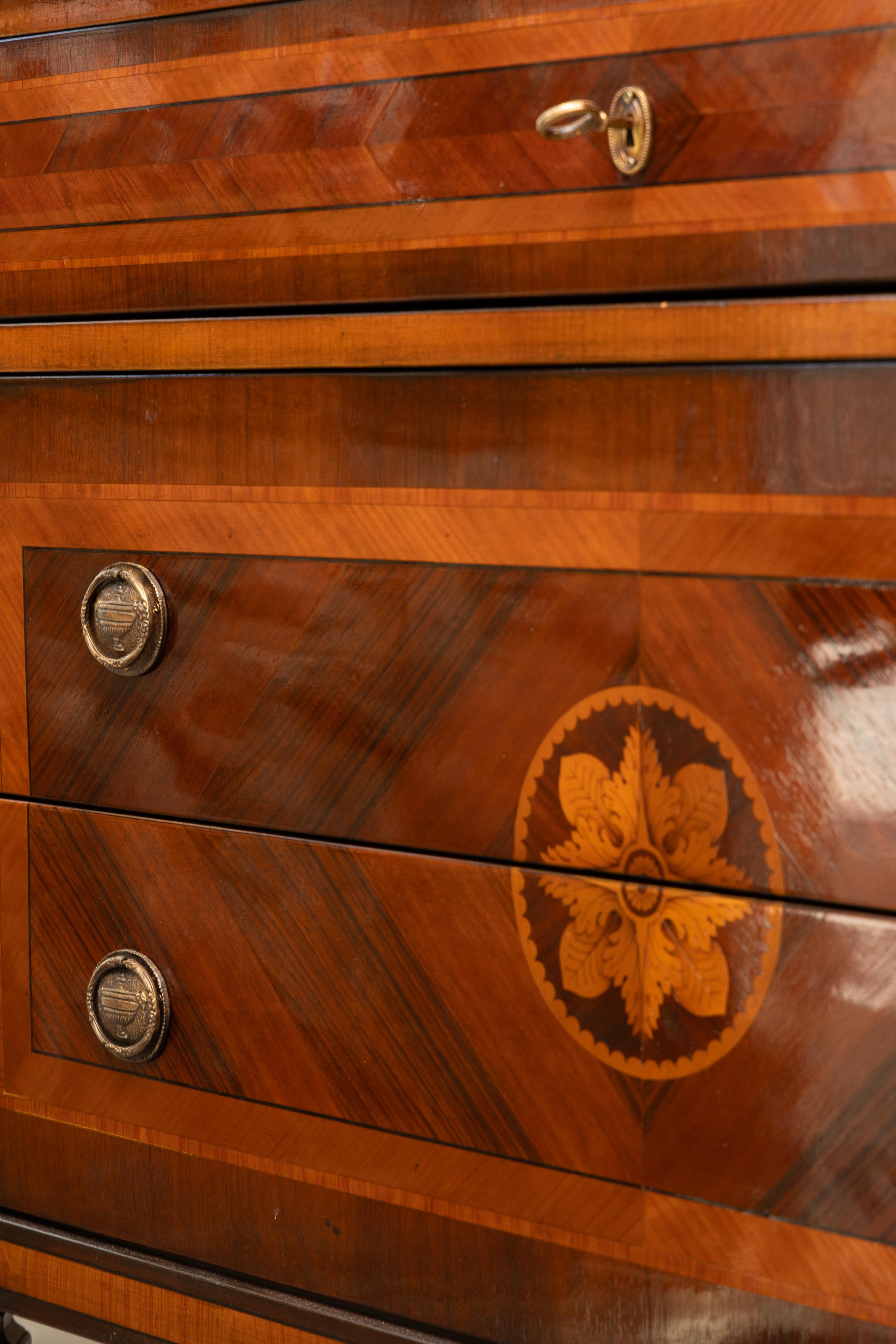 Commode en acajou de style Louis XVI italien avec incrustation. en vente 2