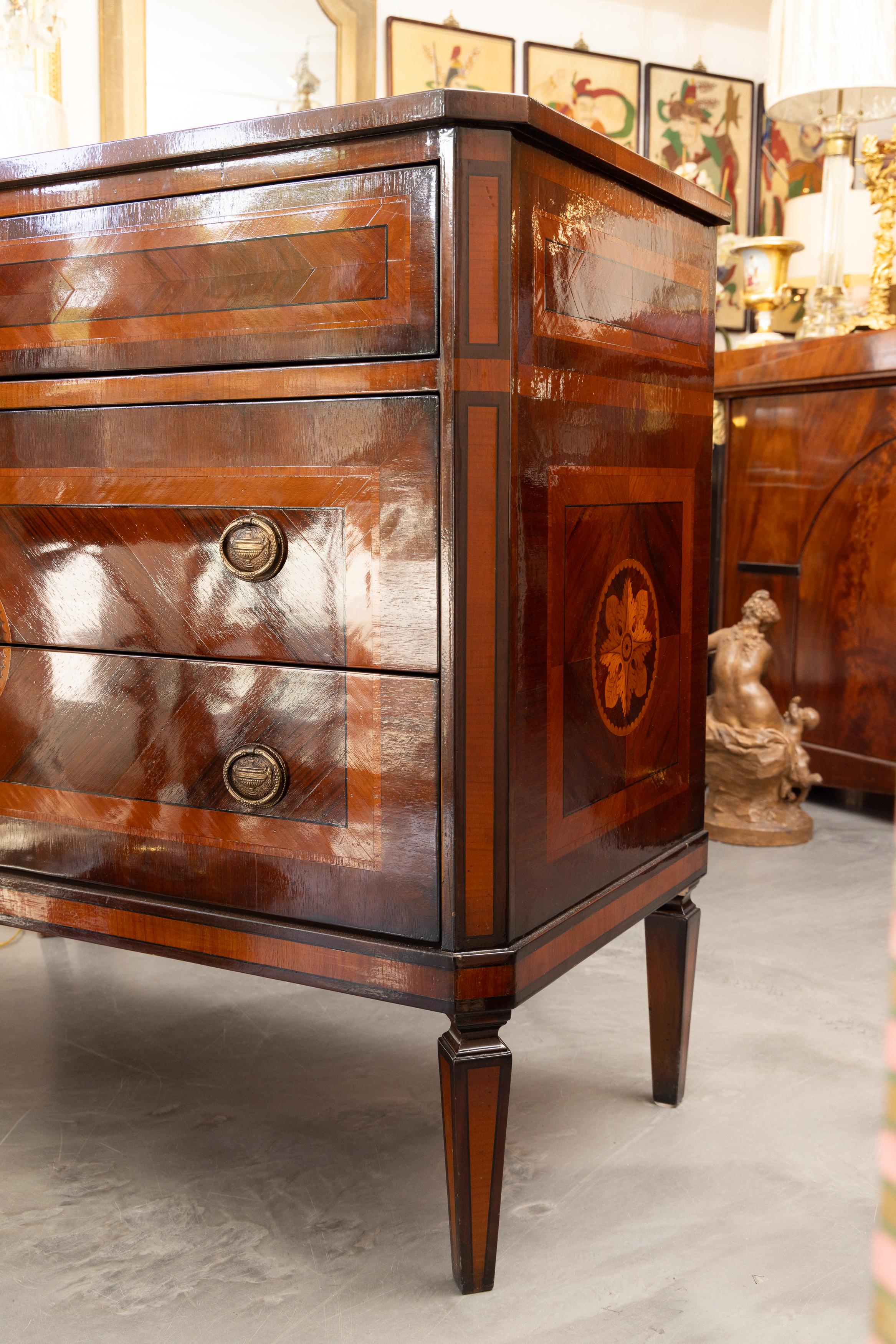 Commode en acajou de style Louis XVI italien avec incrustation. en vente 3