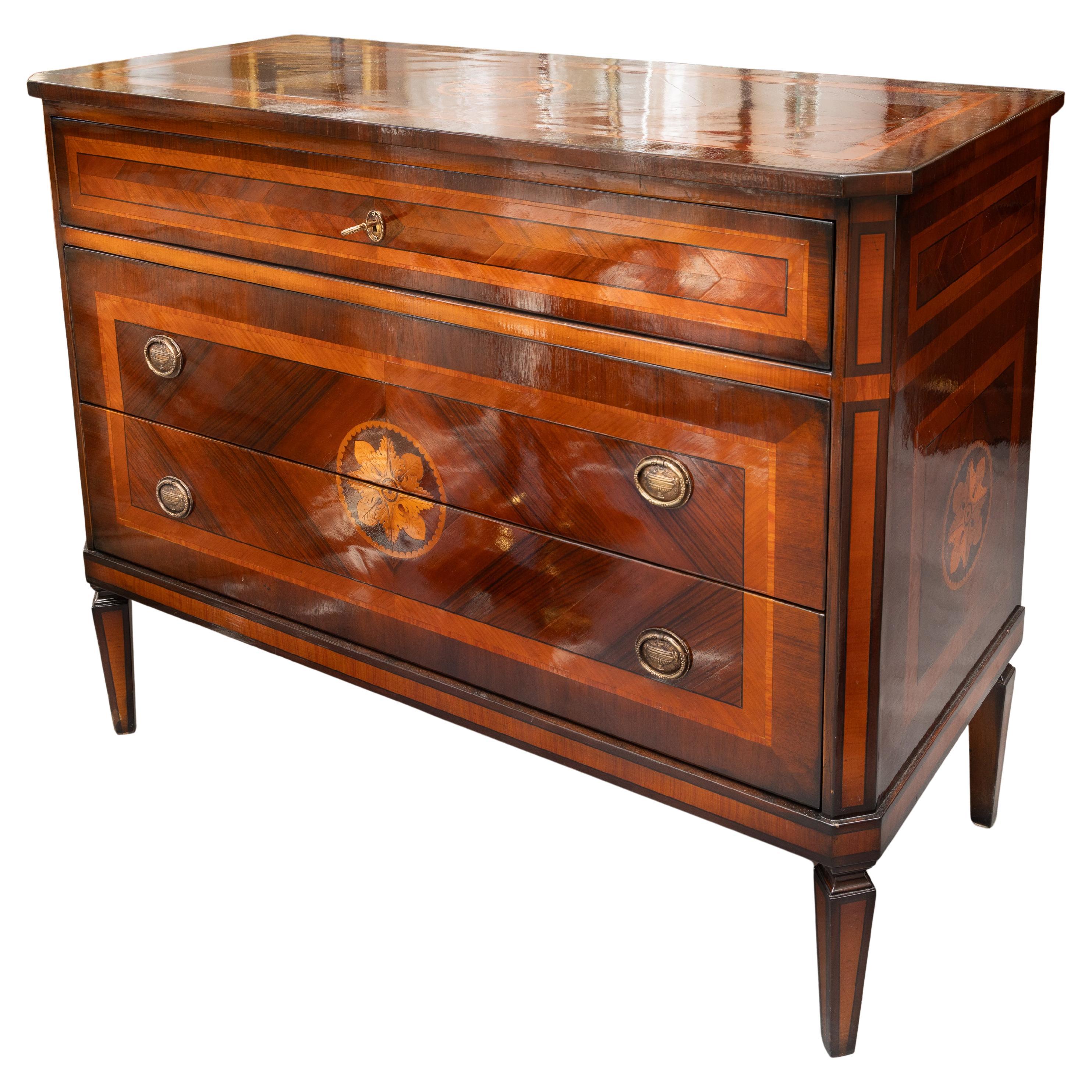 Commode en acajou de style Louis XVI italien avec incrustation. en vente