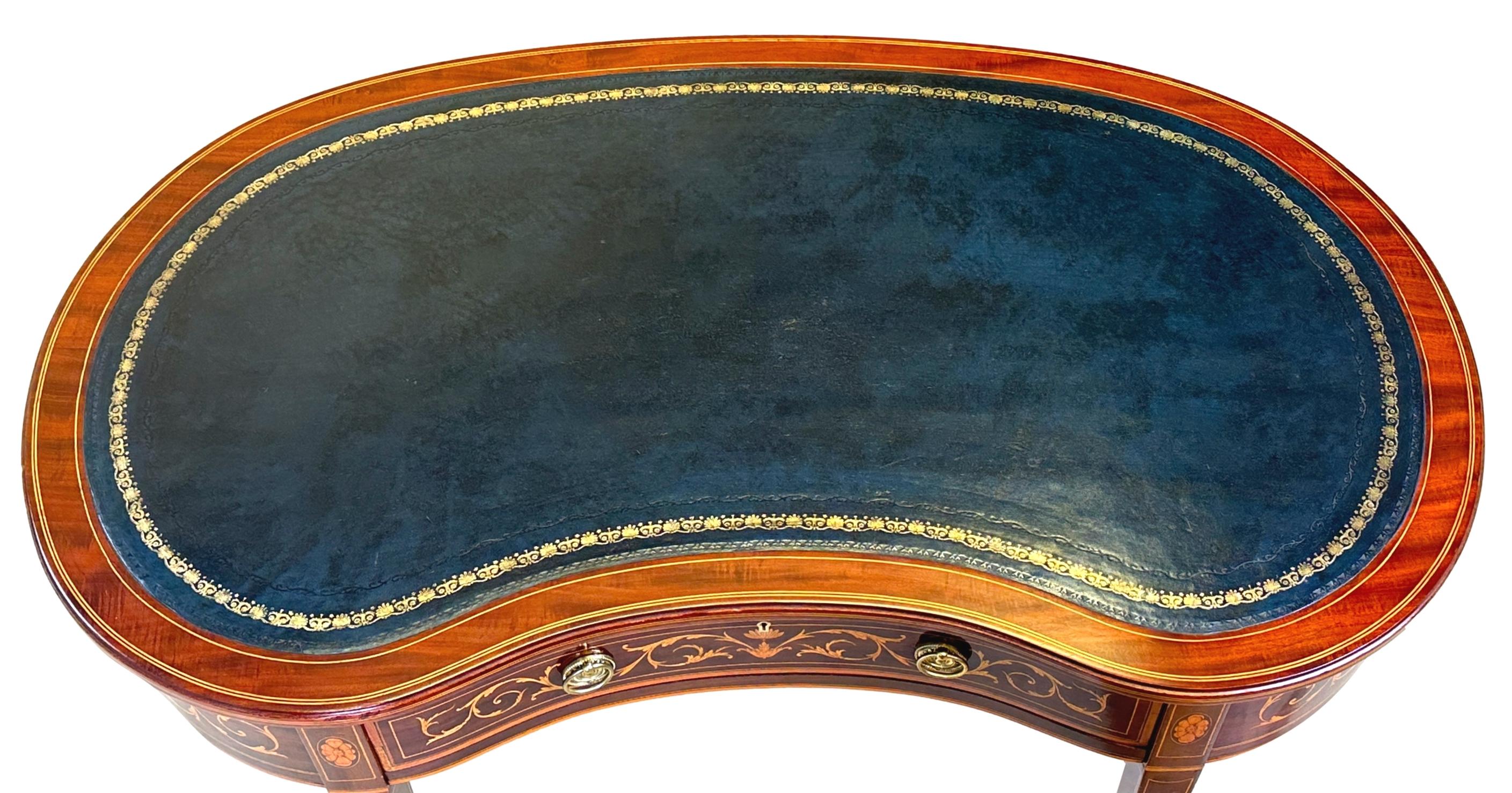 Eine ganz außergewöhnliche Qualität des späten 19. Jahrhunderts Mahagoni nierenförmigen Schreibtisch, mit vergoldeten zuckerhaltigen Dekoration zu Ledereinsatz oben, über eine Schublade zu Fries, mit herrlichen Intarsien Dekoration, auf eleganten
