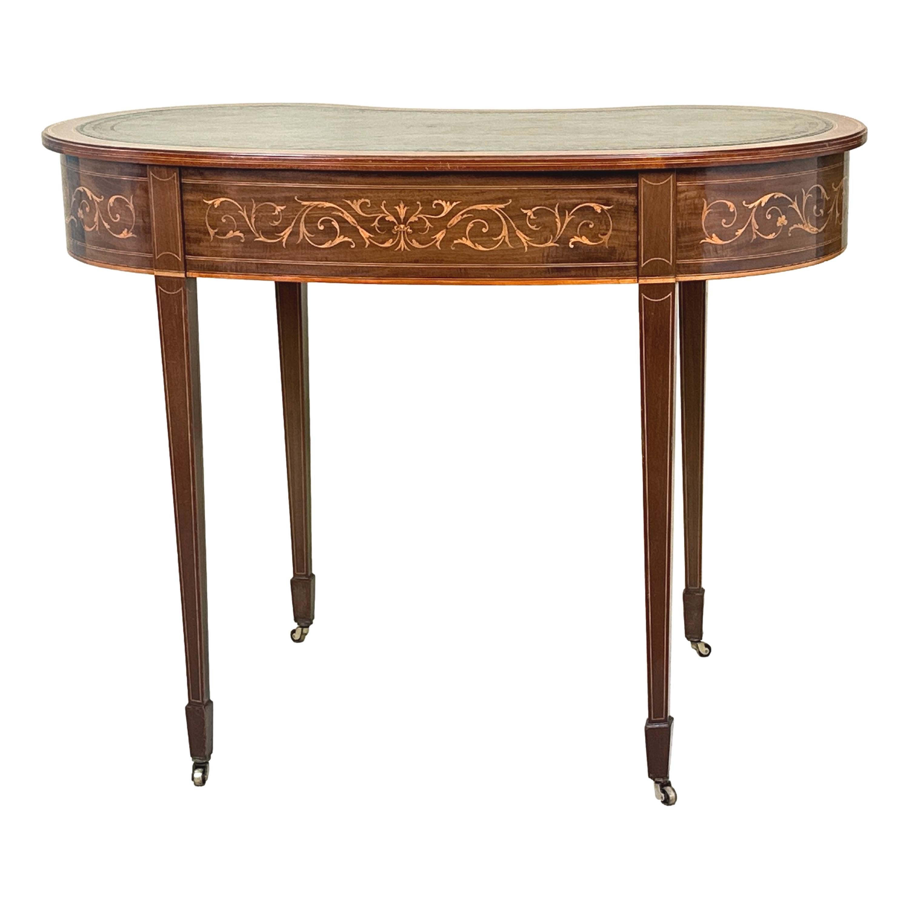 XIXe siècle Table à écrire en forme de rein en acajou du 19ème siècle en vente