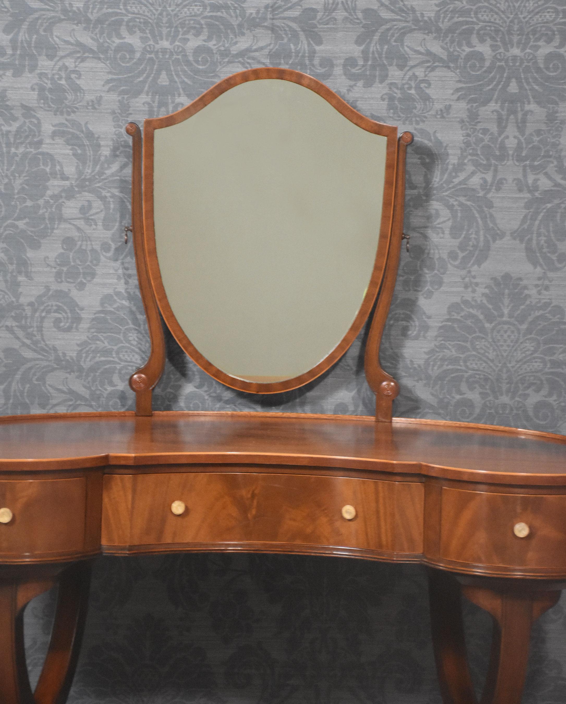 Mahogany kidney shaped lady’s dressing table In Good Condition In Cheshire, GB