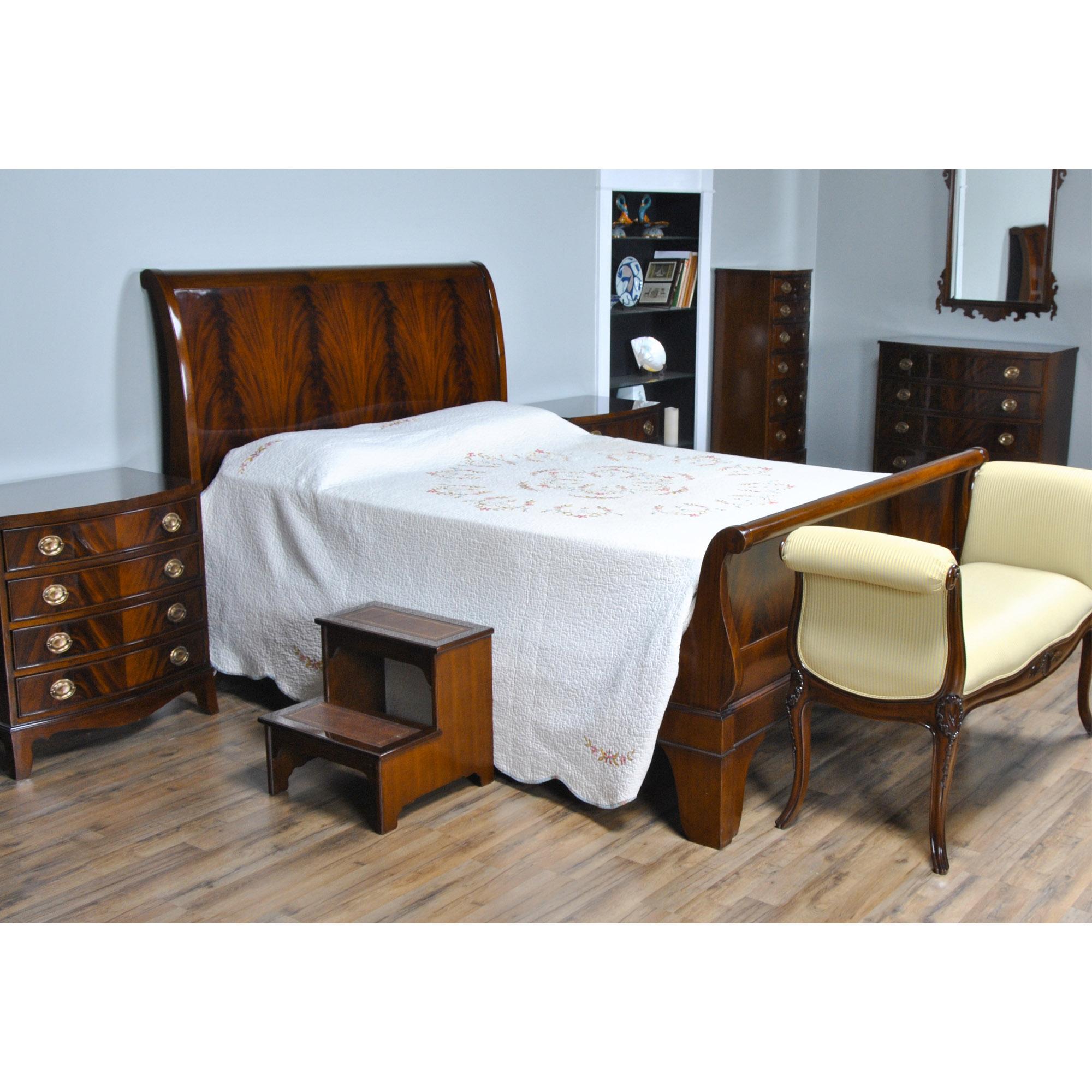 Das hochwertige Mahagoni King Size Sleigh Bed besteht aus einem massiven Mahagoni-Rahmen und furnierten Paneelen von höchster Qualität, die zusammen ein schlichtes und elegantes Design bilden. Dieses auch als Plattformbett bezeichnete Bett wird mit