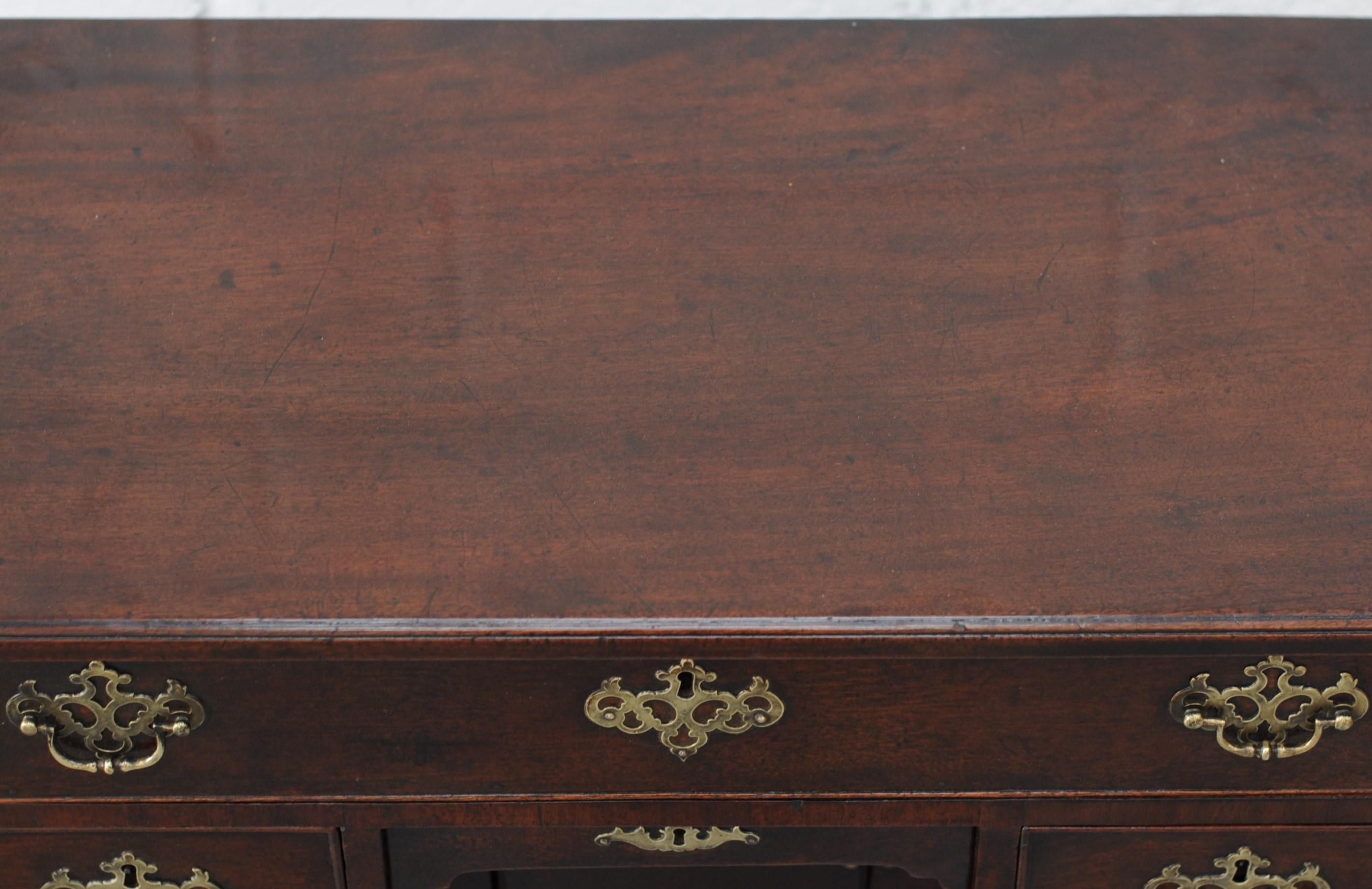 Mahogany Kneehole Desk In Good Condition For Sale In Folkestone, GB