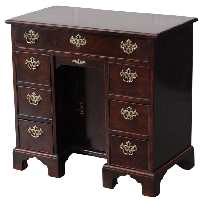 Mahogany Kneehole Desk For Sale at 1stDibs