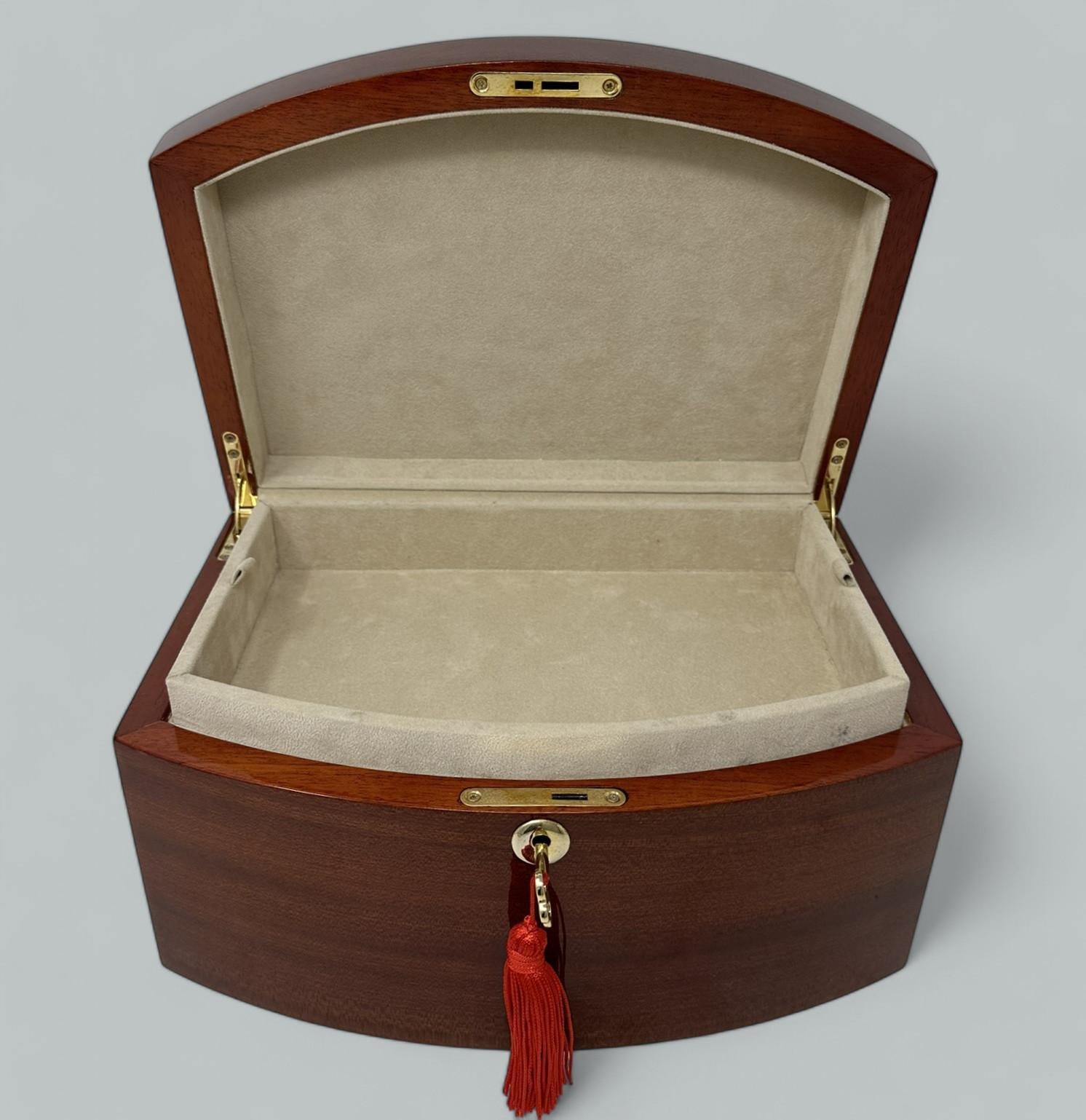Ce coffret à bijoux en acajou bien figuré et poli à la main avec des détails en forme de dôme a été fabriqué par la célèbre société Manning of Ireland et est un véritable bijou de génie artisanal. Cette boîte est fabriquée à partir des bois les plus
