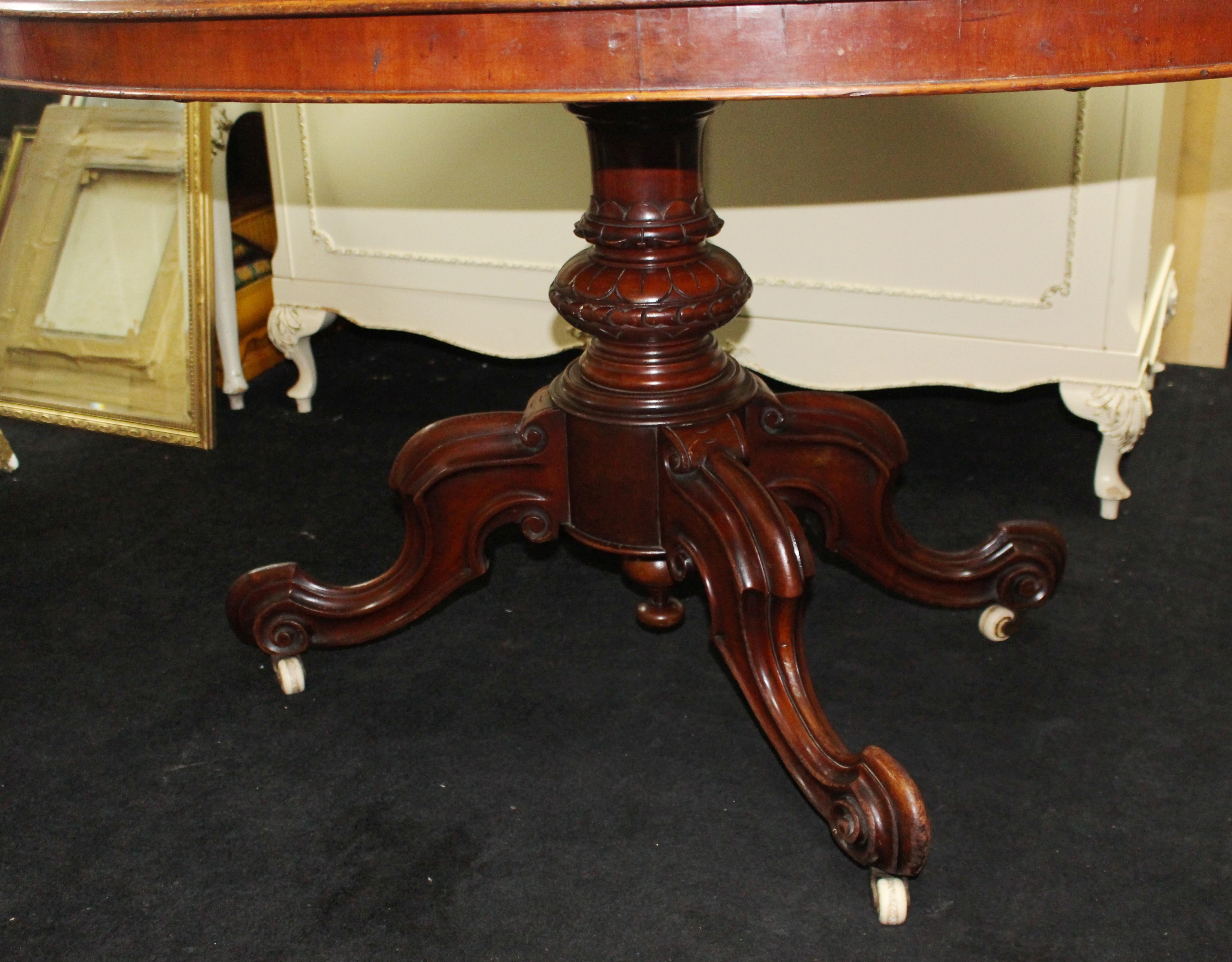 Mahogany Late 19th C. Oval Table For Sale 1