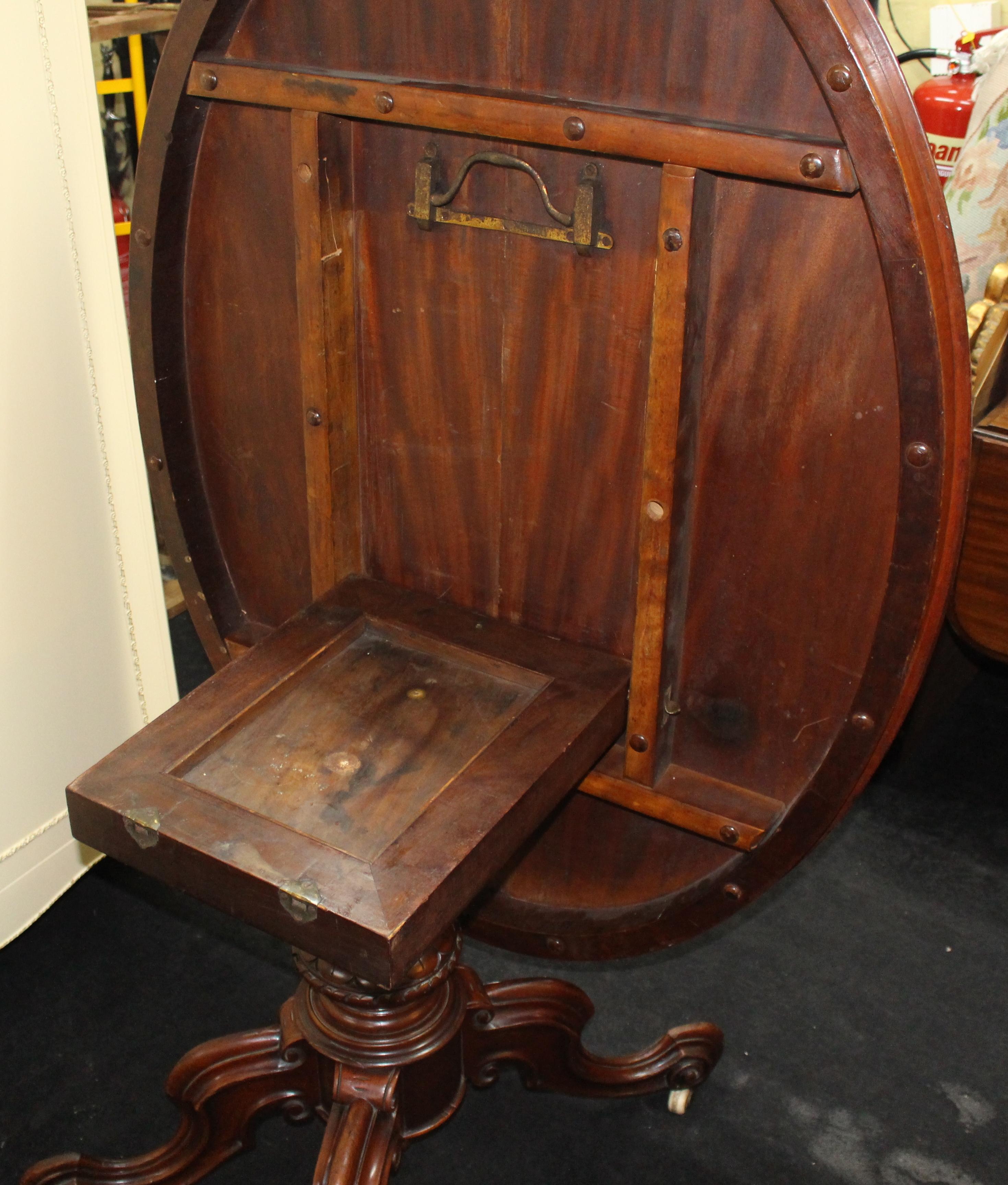 Mahogany Late 19th C. Oval Table For Sale 4