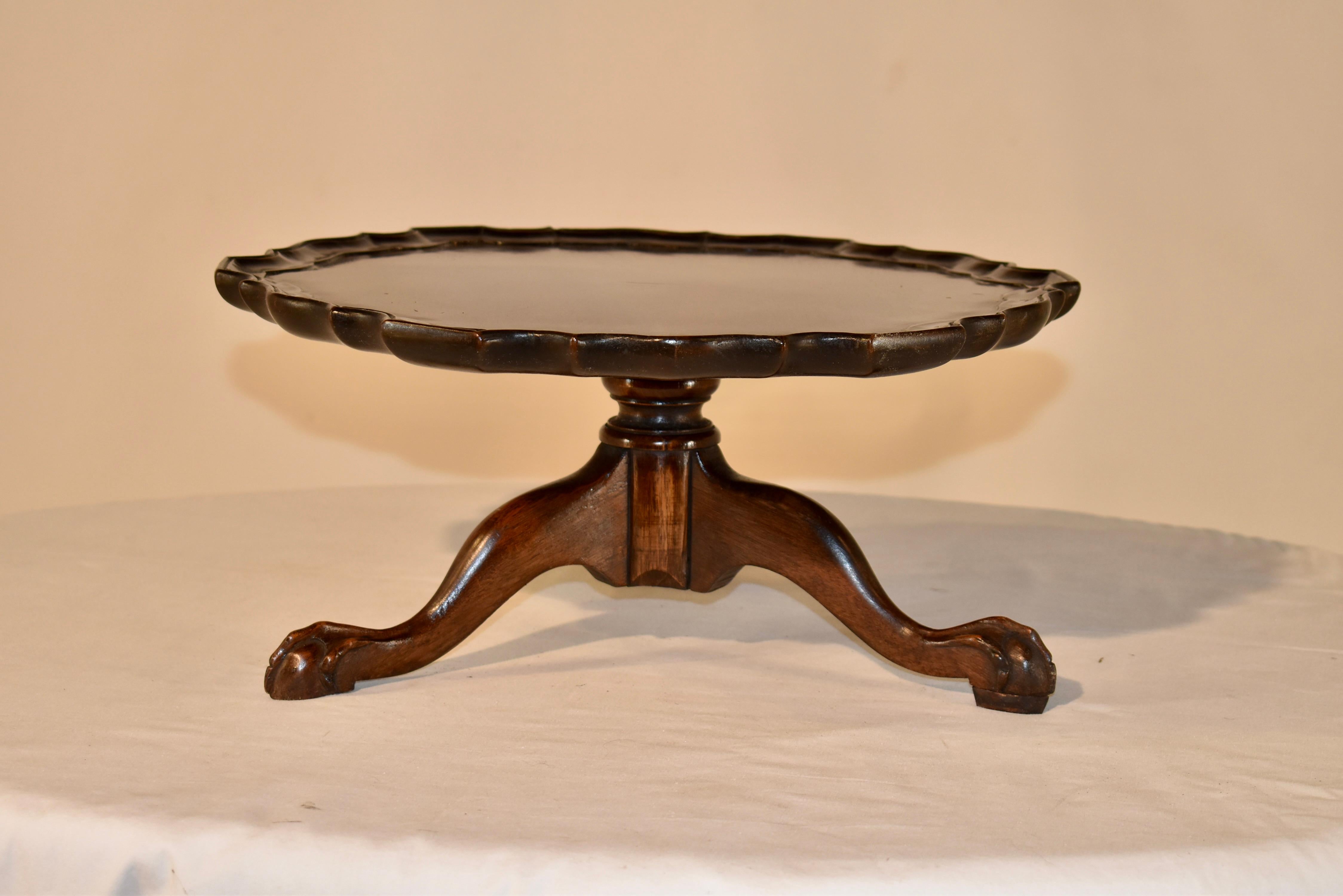 Circa 1900 mahogany lazy Susan from England. The top has a molded pie crust edge, following down to a lovely hand turned tripod base, which terminate in ball and claw feet.
