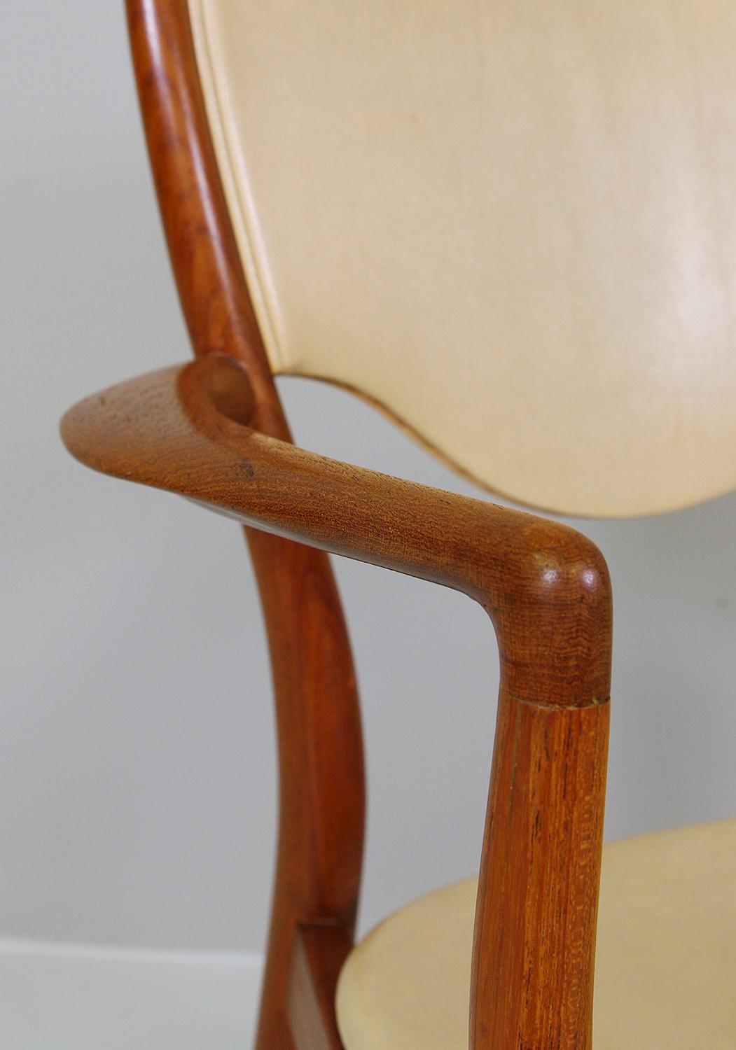 This iconic armchair made of solid mahogany wood and an extremely elegant and rare goatskin parchment cover. Fabricated in 1946 by Bovirke Denmark.
The BO46 is an example of Finn Juhl’s most beautiful work. It was originally designed in 1946 for the