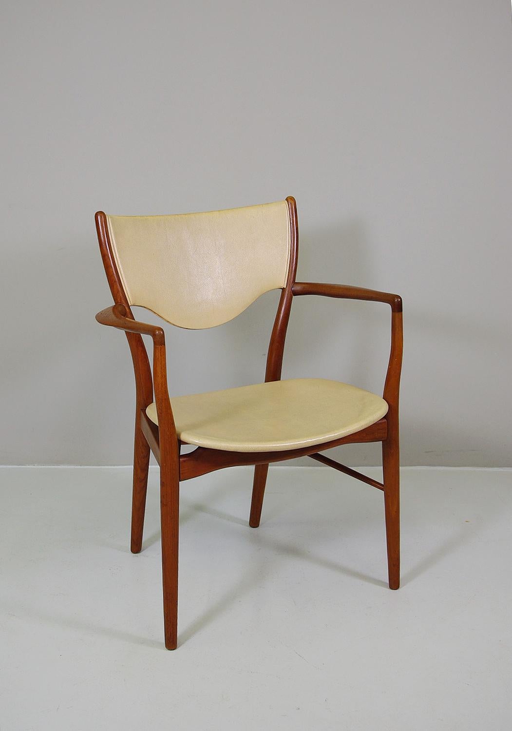 Ce fauteuil emblématique en bois d'acajou massif est recouvert d'une housse en parchemin de peau de chèvre extrêmement élégante et rare. Fabriqué en 1946 par Bovirke Danemark.
Le BO46 est un exemple des plus belles réalisations de Finn Juhls. Il a
