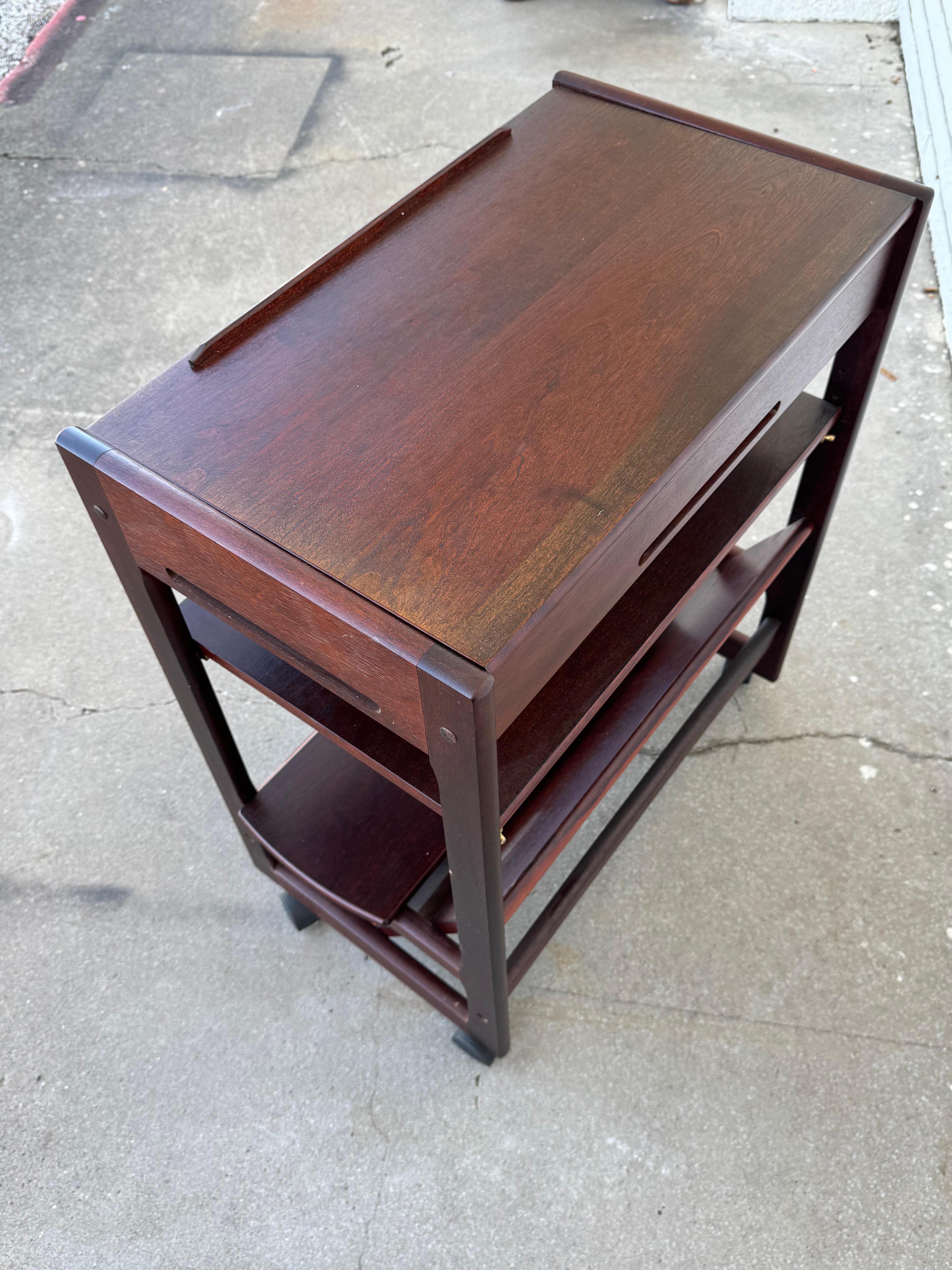 Mahogany Levenger Table on Casters by Bombay In Good Condition For Sale In Pasadena, TX