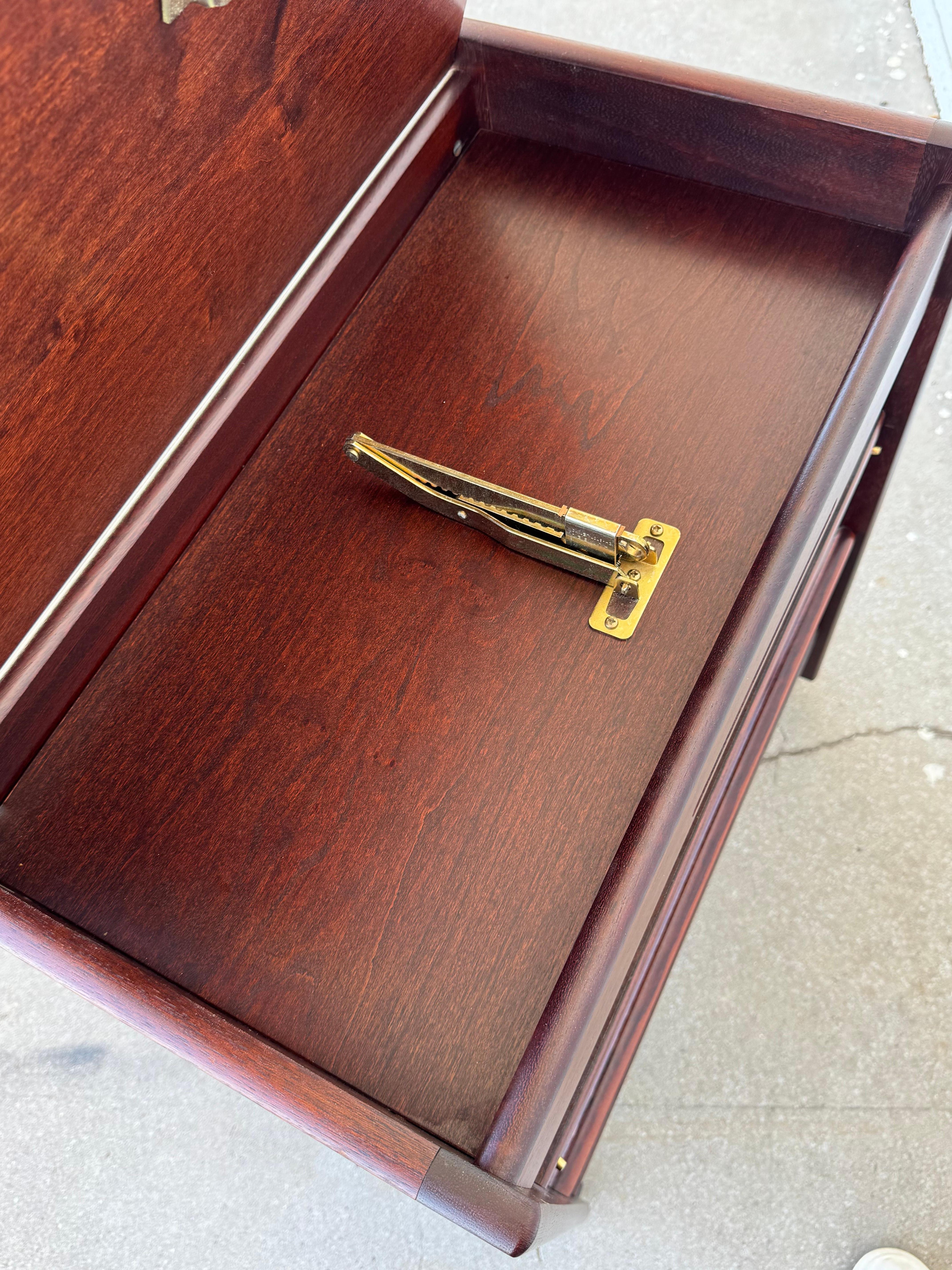 20th Century Mahogany Levenger Table on Casters by Bombay For Sale