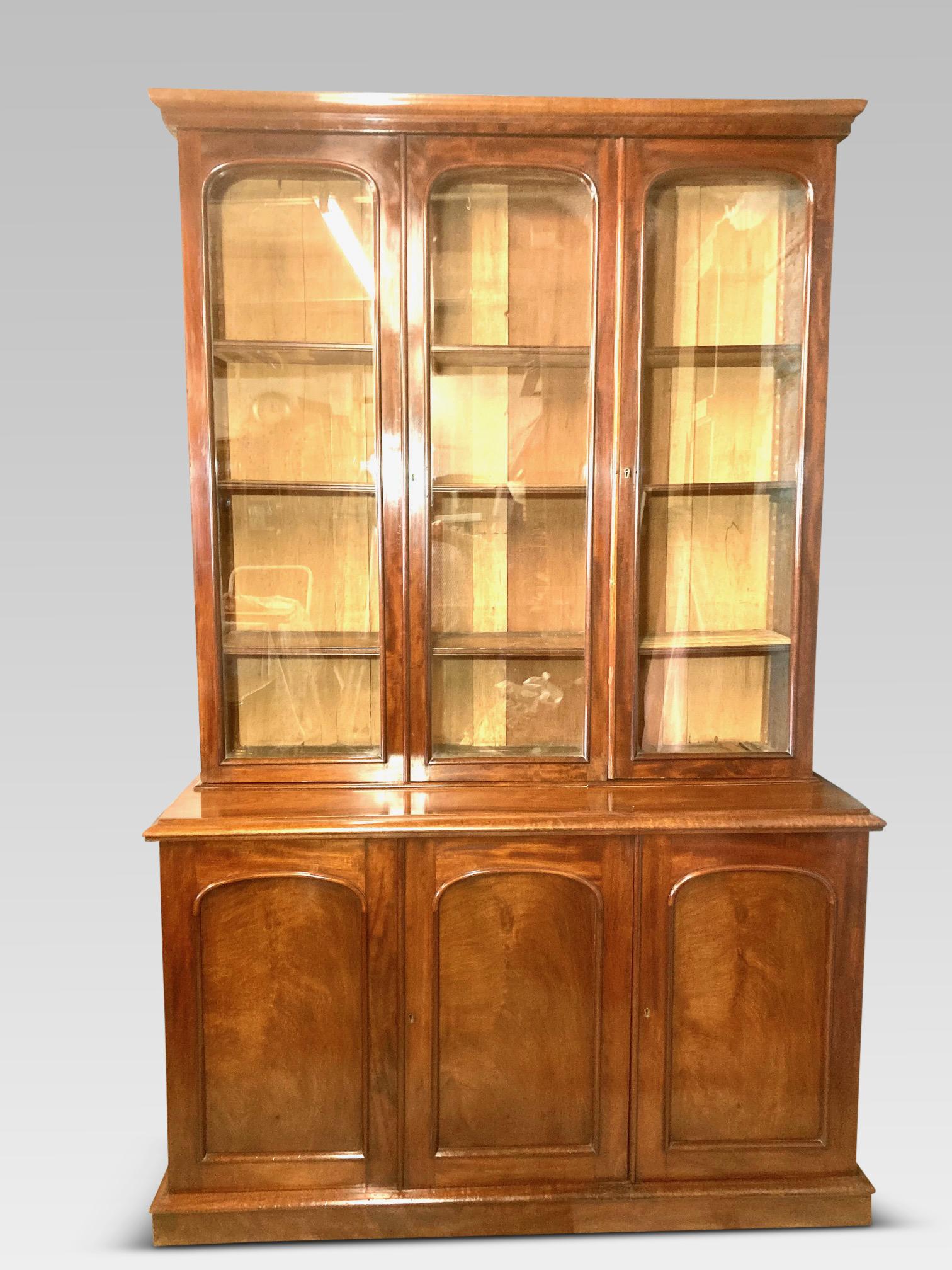 A most attractive English library bookcase in mellow mahogany.
Dating from the mid-19th century, this delightful bookcase is exceptionally
well made and retains its original finish and mellow antique patination.
With working keys, the 3 top glazed