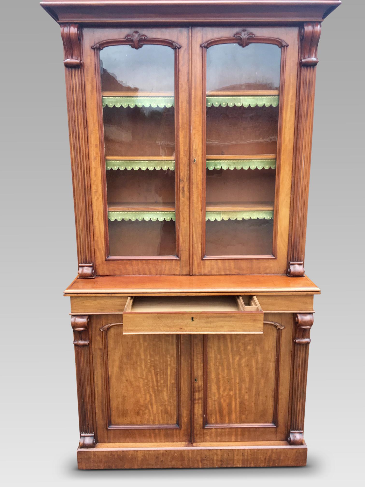 Fine quality Scottish mahogany library bookcase, circa 1880 in excellent condition.
It has a superb color with an original finish and a mellow antique patina.
The shelves are adjustable, have a book depth of 9 inches and have the original
green