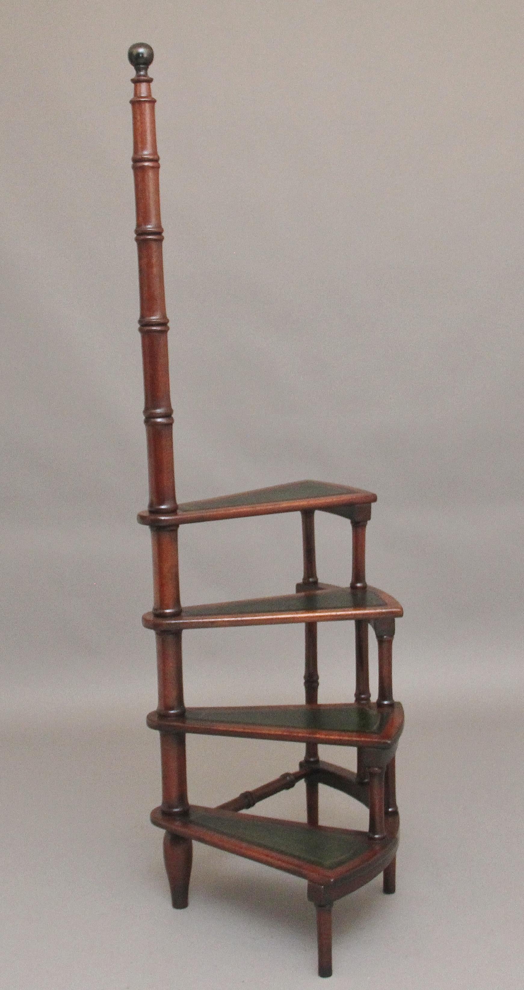 Escalones de caoba de la biblioteca mediados del siglo XX