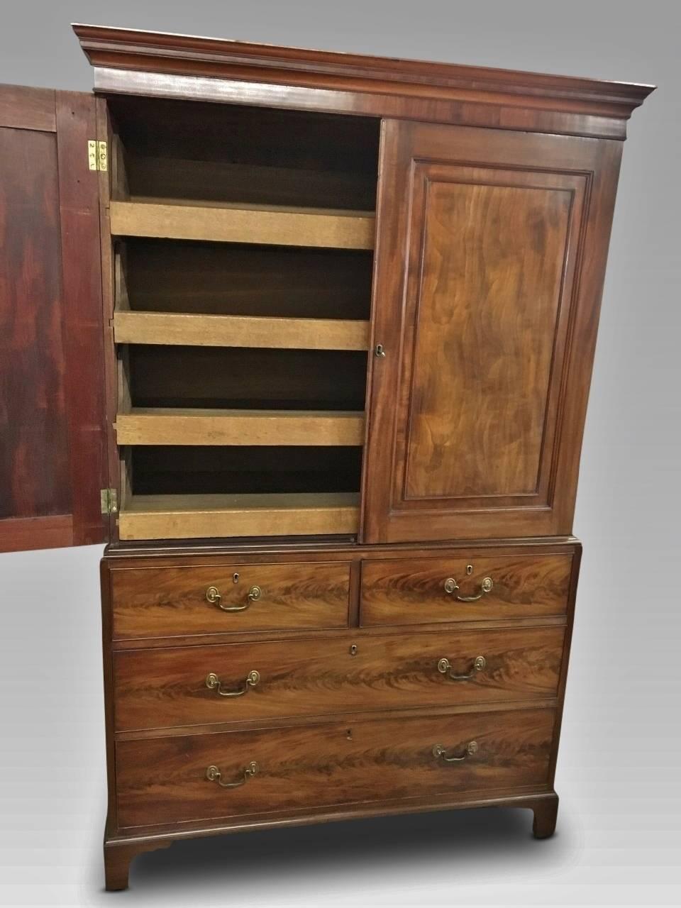Fine quality mahogany line press, English, circa 1800.
This delightful antique press is in super condition. Standing on Bracket feet, there are 4 smoothly running drawers of good depth, all retaining their original handles and locks. Above this,