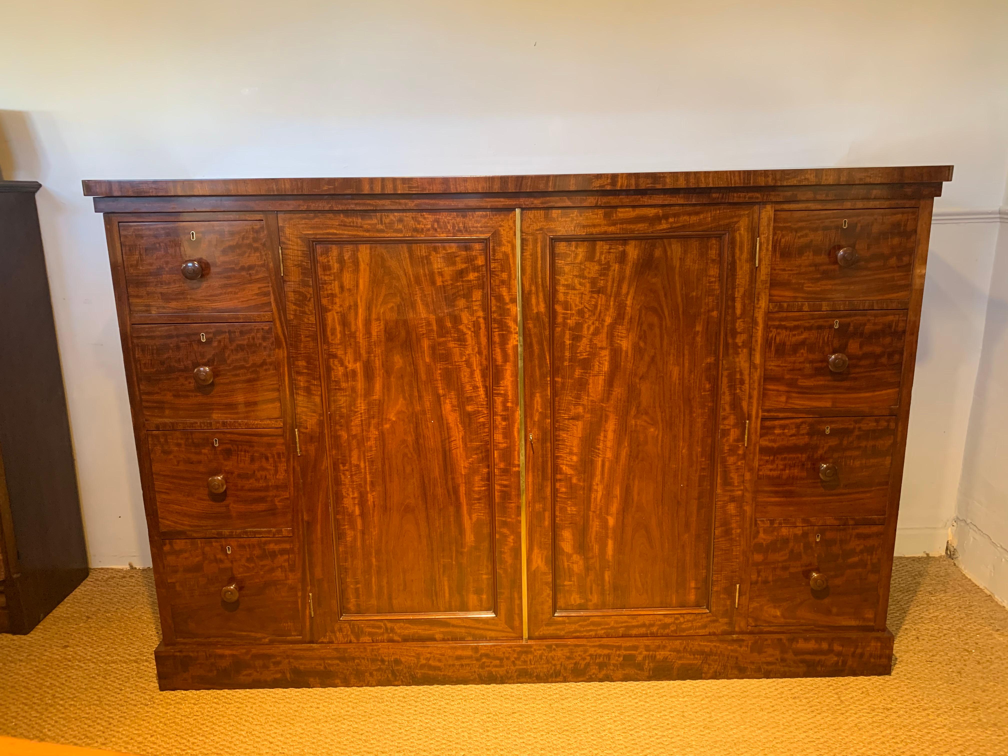 Gillows quality mid-19th century mahogany long and low linen press

English Dating to circa 1850s with original turned handles, all original slides and a working lock / key 

This piece has been through our workshops been cleaned / polished and