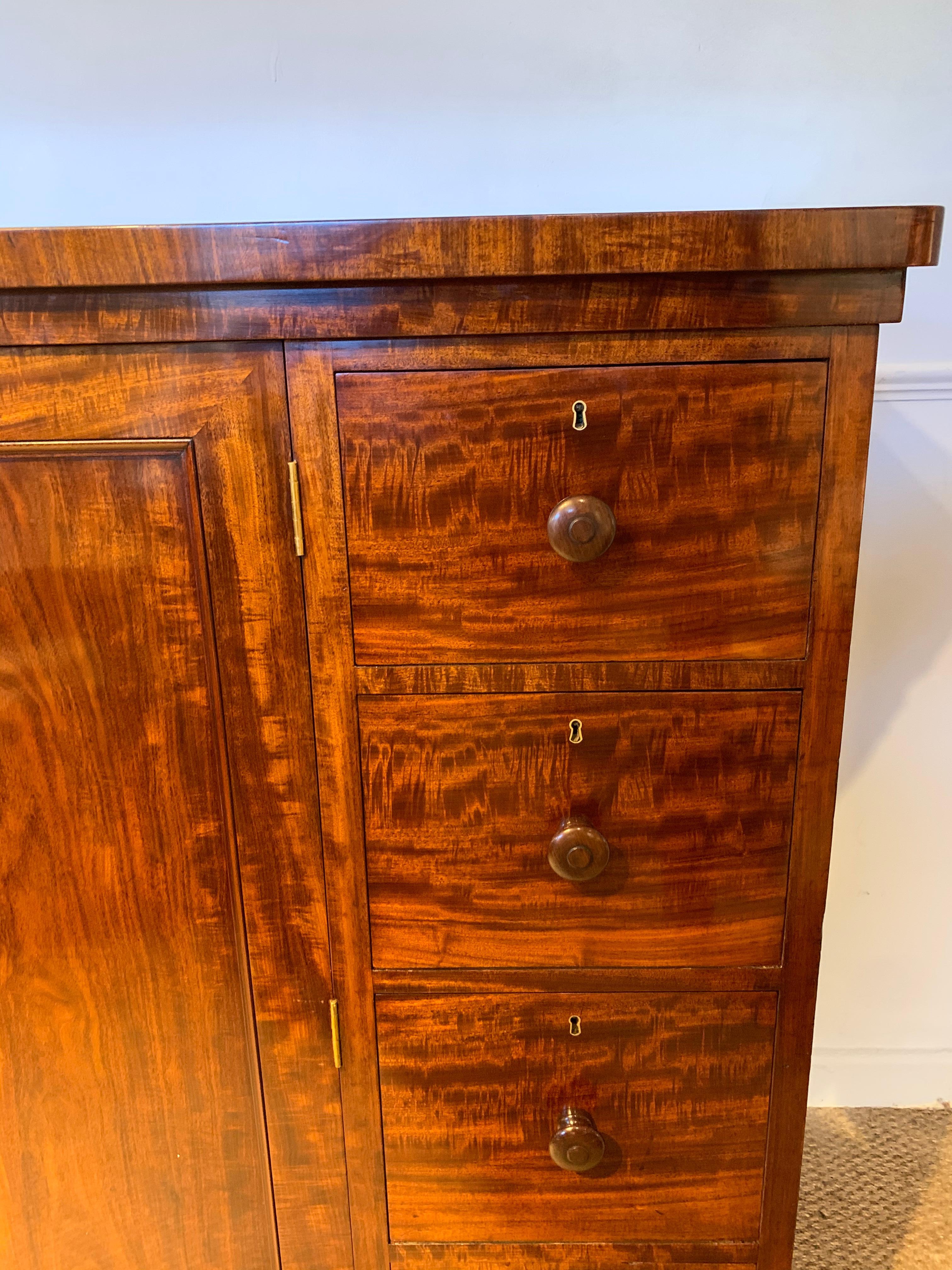 Mahogany Long Low Linen Press In Good Condition For Sale In Honiton, Devon