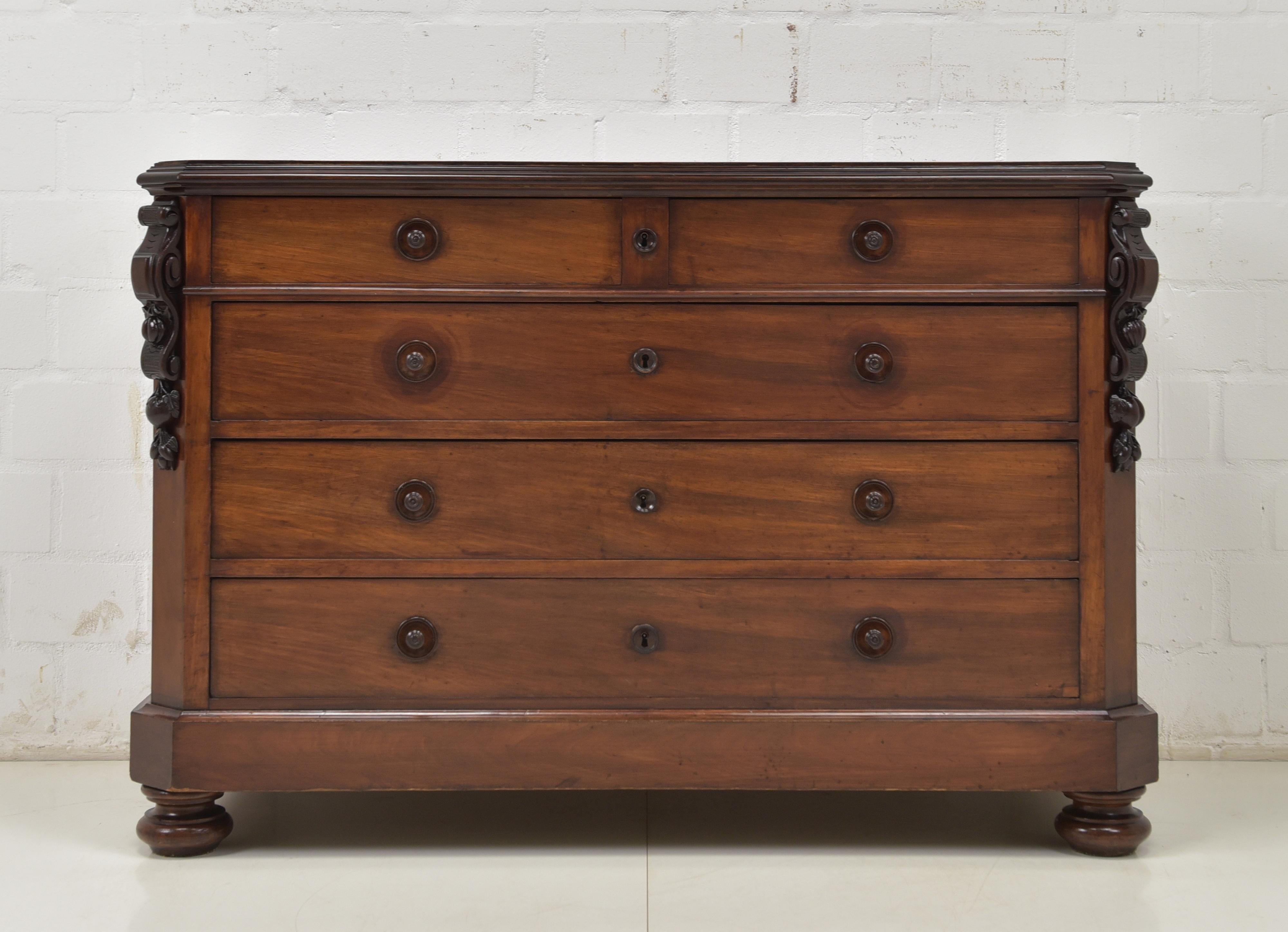 This Louis Philippe-style drawer chest is a timeless and elegant piece of furniture from the mid-19th century. It is made of mahogany veneer over solid oak and has five drawers. The chest is in good, ready-to-use condition.


    Material: Mahogany
