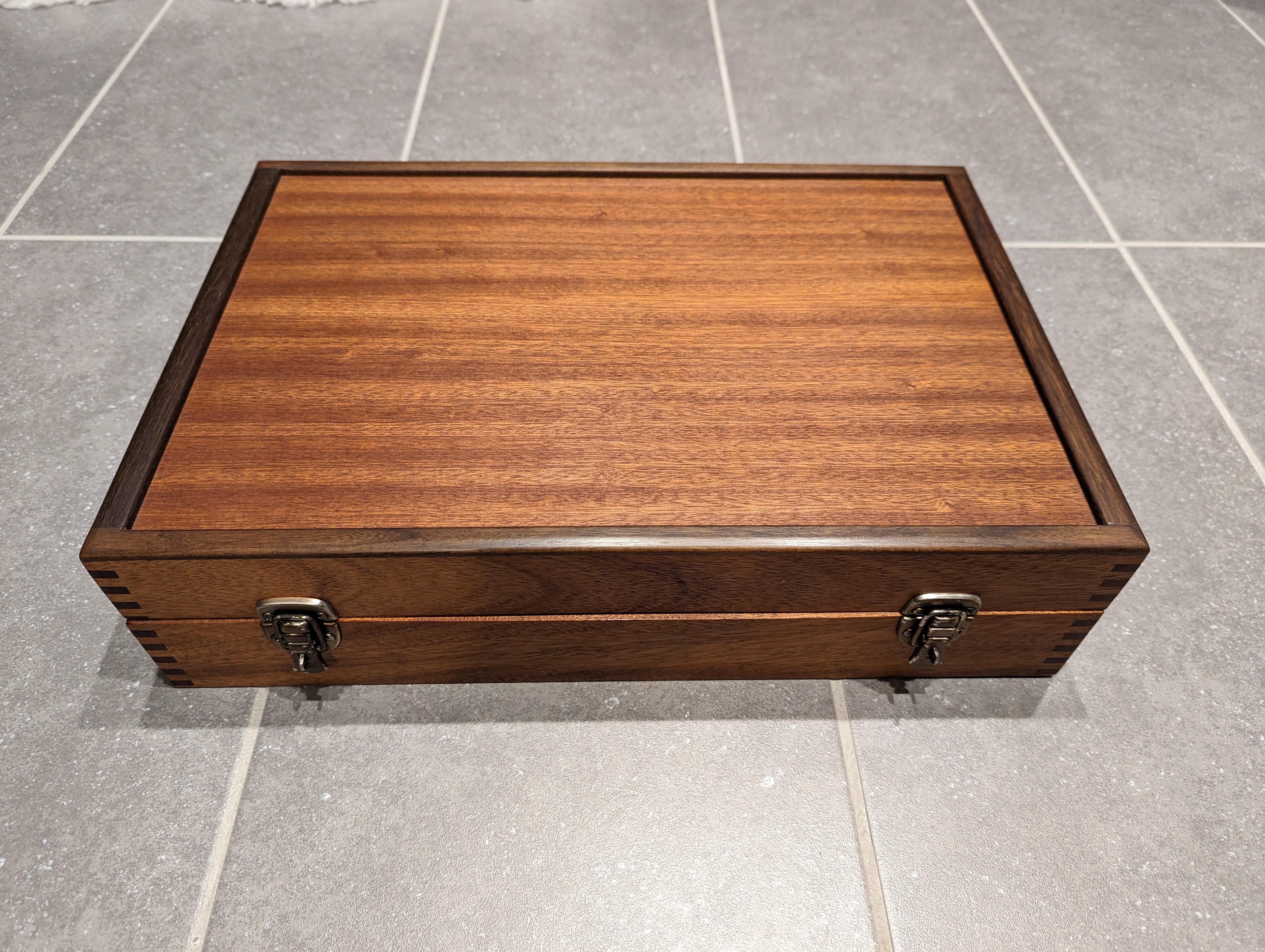 Mahogany box with nice finger joinery.

Restored condition. Previously used to store machinists tools.

