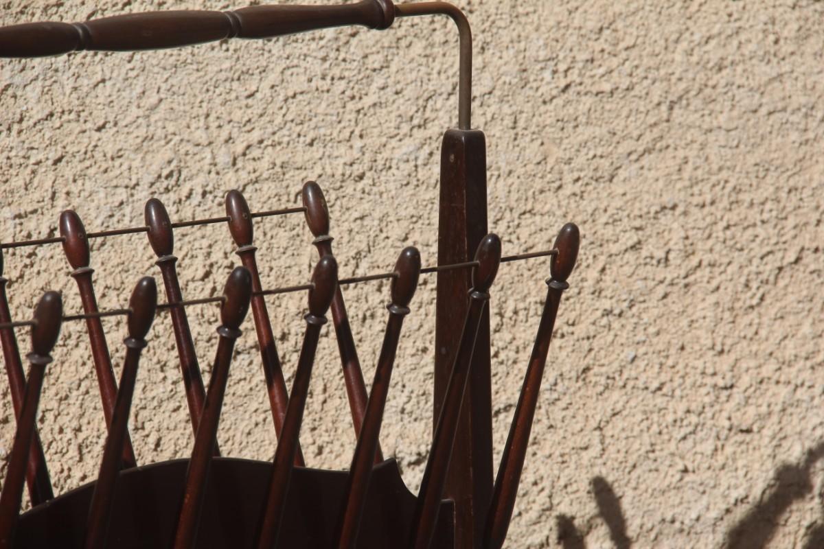Zeitschriftenständer aus Mahagoni im italienischen Design der Jahrhundertmitte mit Messingteilen und elegantem Design im Zustand „Gut“ im Angebot in Palermo, Sicily