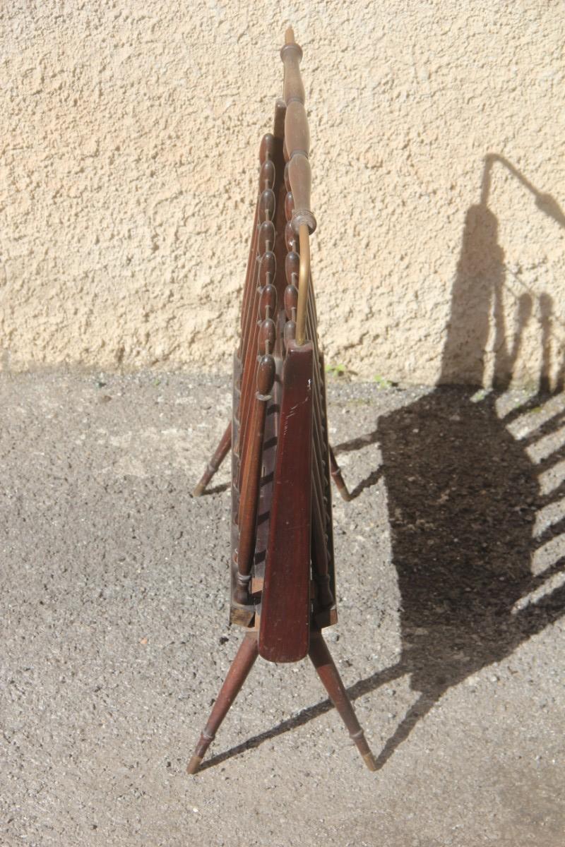 Revistero de caoba Diseño italiano de mediados de siglo Piezas de latón Diseño elegante Latón en venta
