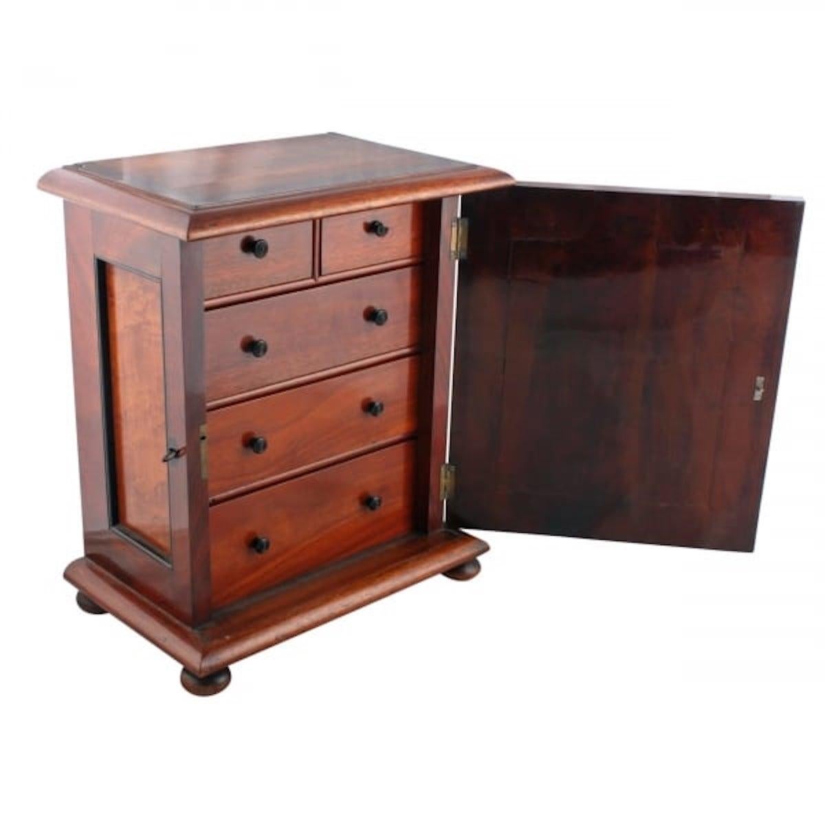 Mahogany & Maple Table Cabinet, 19th Century In Excellent Condition For Sale In Southall, GB