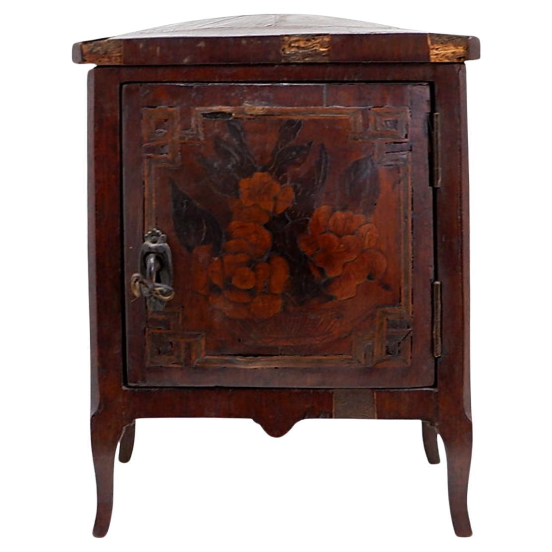 Meuble de Maitrise in mogano intarsiato con decorazione floreale - 20° secolo in vendita