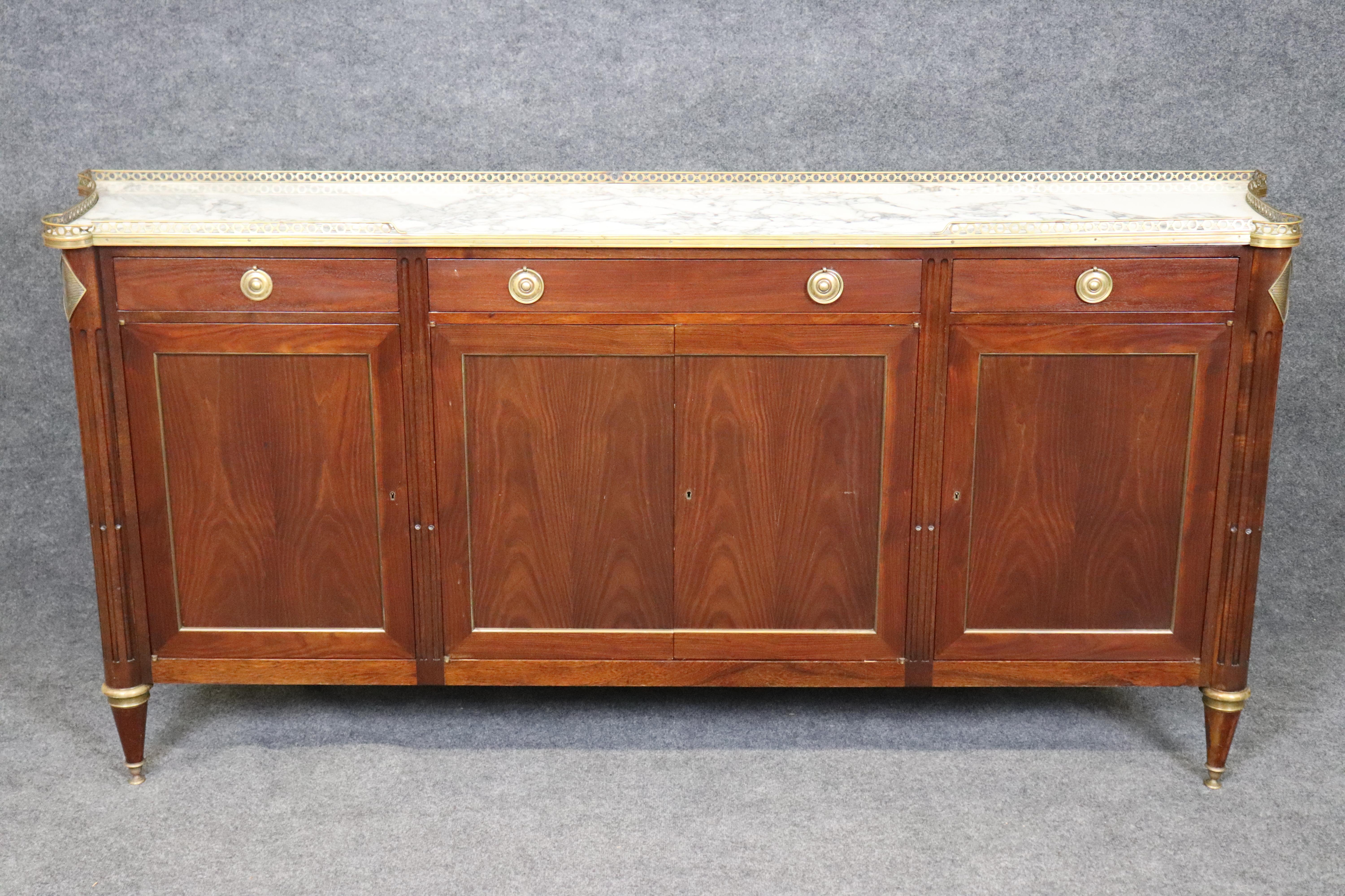 Credenza Mercier Freres of Paris in mogano, pregiata credenza francese del Direttorio Luigi XVI In condizioni buone in vendita a Swedesboro, NJ