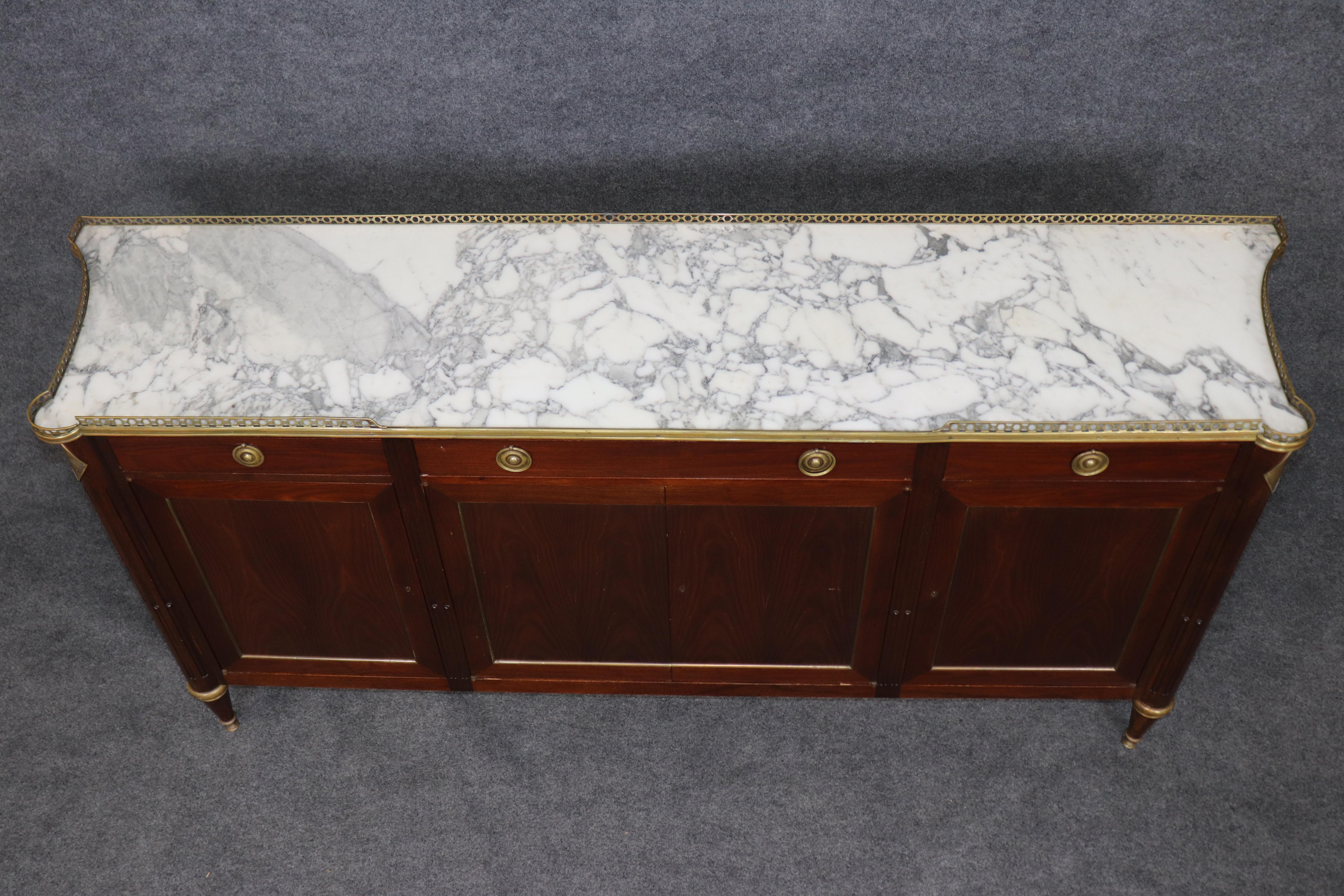 Metà XX secolo Credenza Mercier Freres of Paris in mogano, pregiata credenza francese del Direttorio Luigi XVI in vendita