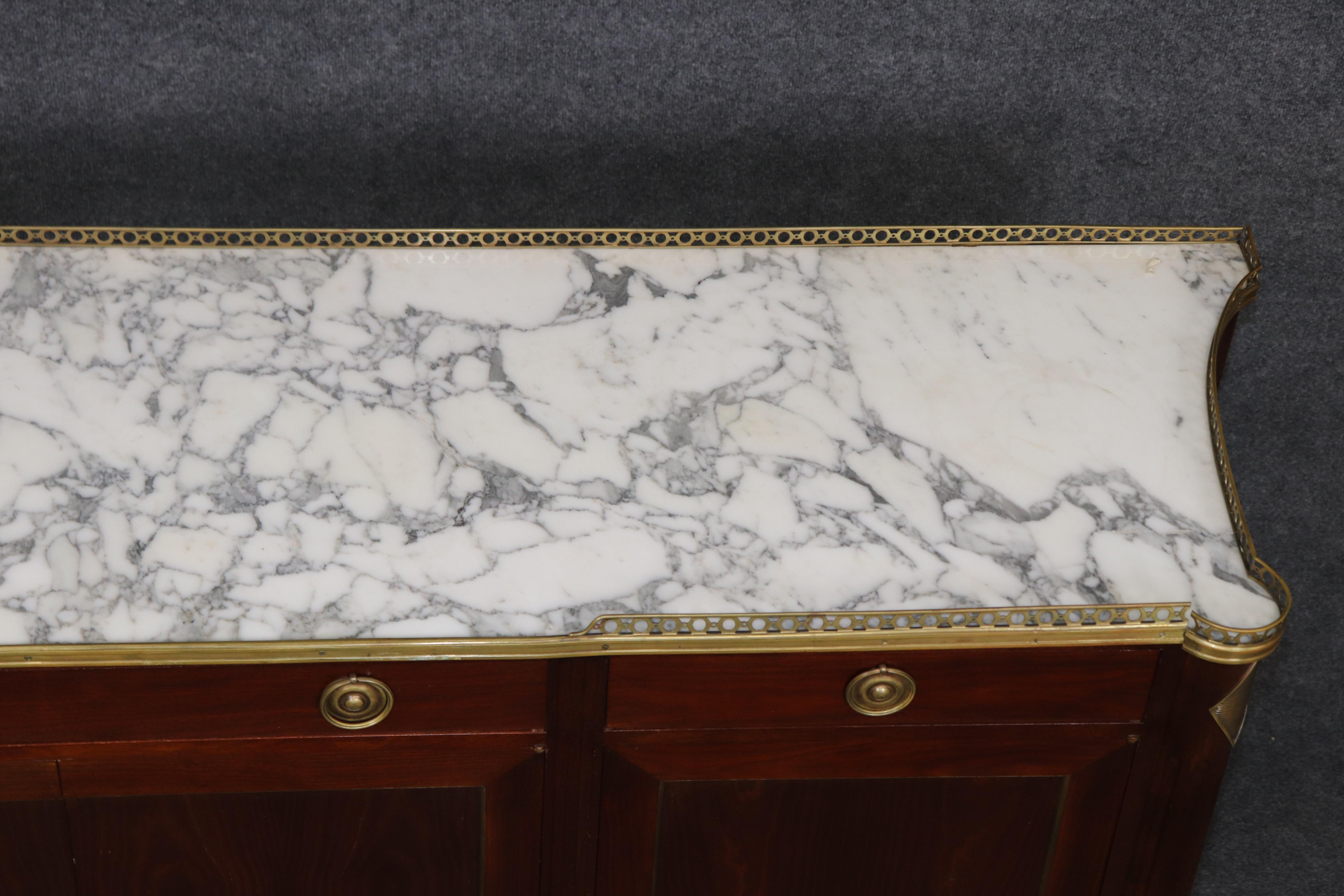 Ottone Credenza Mercier Freres of Paris in mogano, pregiata credenza francese del Direttorio Luigi XVI in vendita