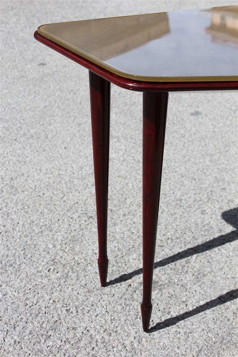 Bumerang Mahagoni Mitte des Jahrhunderts Tisch Kaffee italienisches Design Osvaldo Borsani zugeschrieben.
Farbig verspiegeltes Glas.