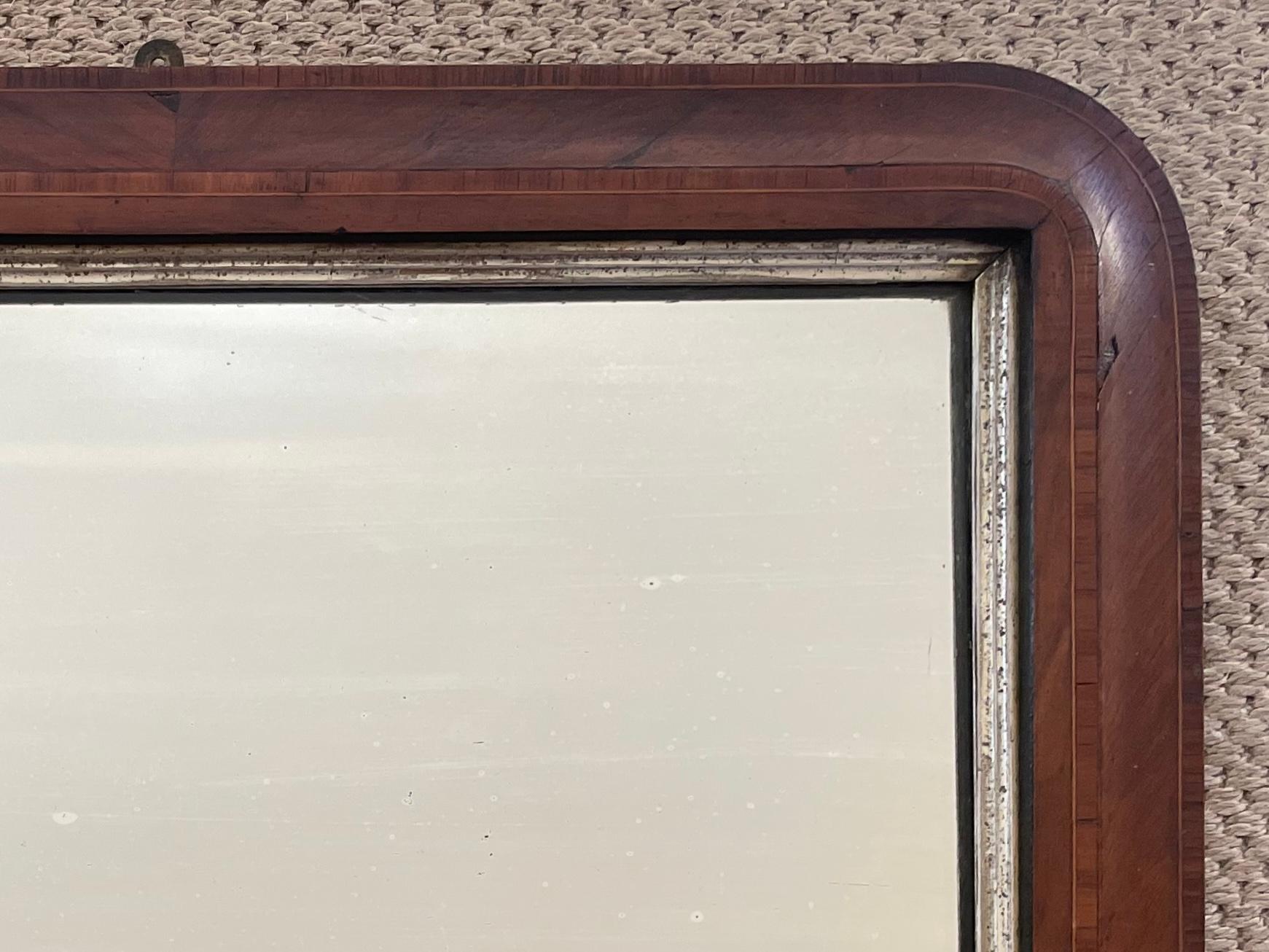 Miroir acajou   Ancien miroir de porte / trumeau en acajou américain avec une plaque de miroir rectangulaire encadrée par une moulure de feuilles d'or et d'argent au citron, encadrée sur trois côtés par une moulure courbée en ogee avec une bande