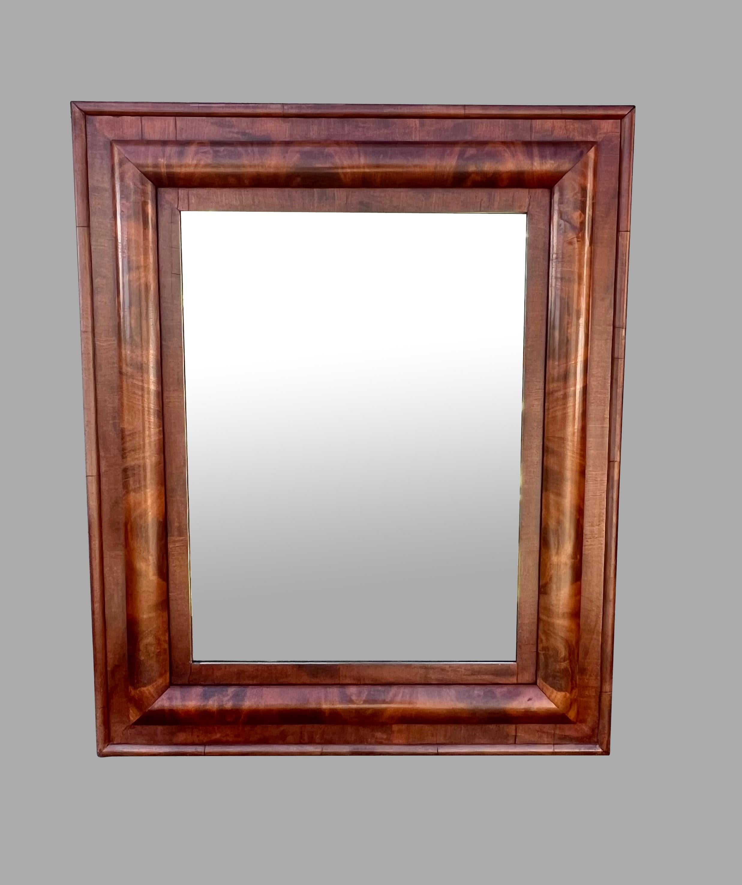 Bellissimo specchio da parete americano in mogano figurato875, circa 1870. La piastra a specchio è un'aggiunta successiva.