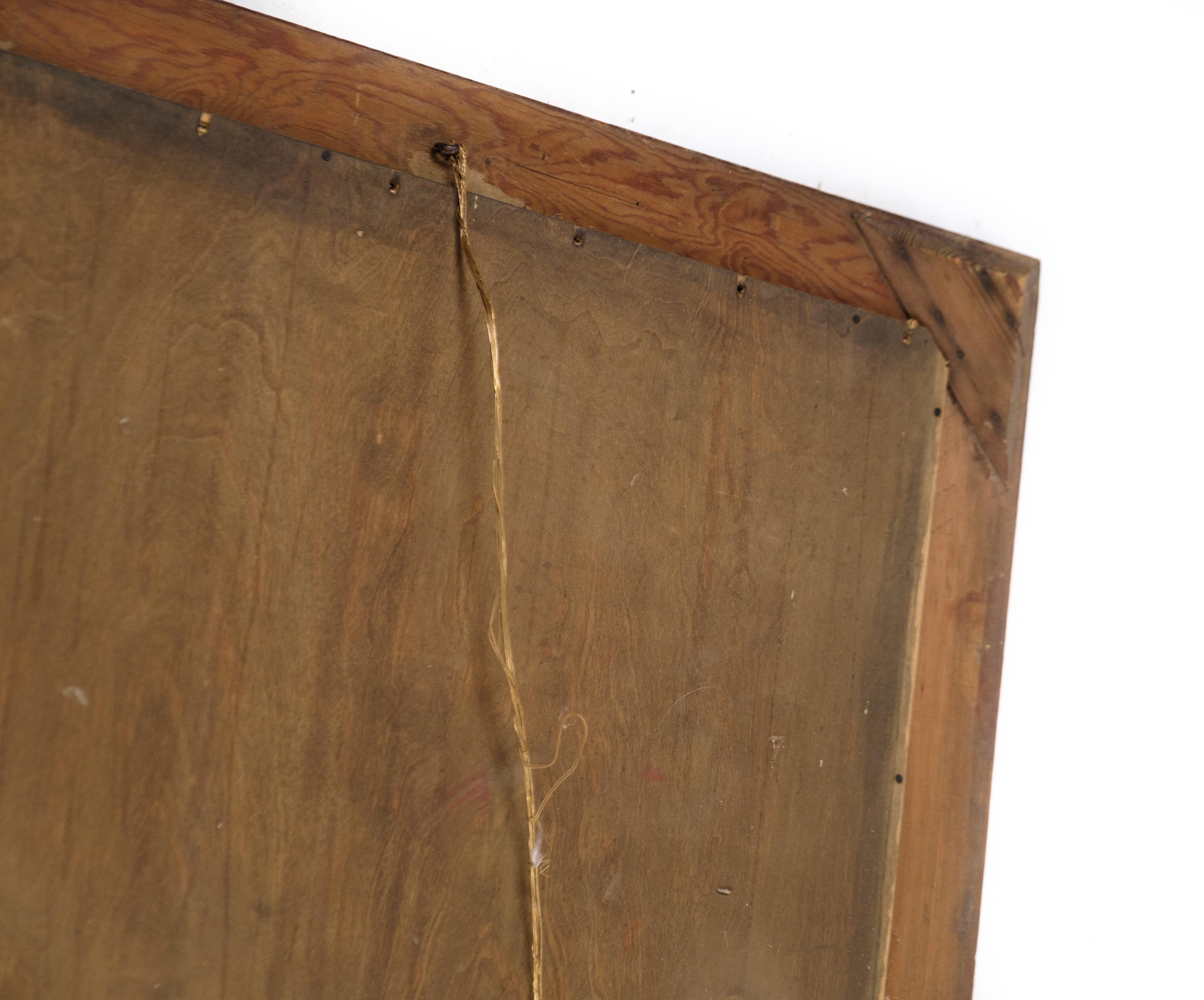 Questa coppia di specchi in mogano con intarsi del 1890 è uno splendido esempio di artigianato e design della fine del XIX secolo. Ogni specchio presenta una cornice in mogano di ottima fattura, nota per le sue tonalità calde e ricche e per la sua