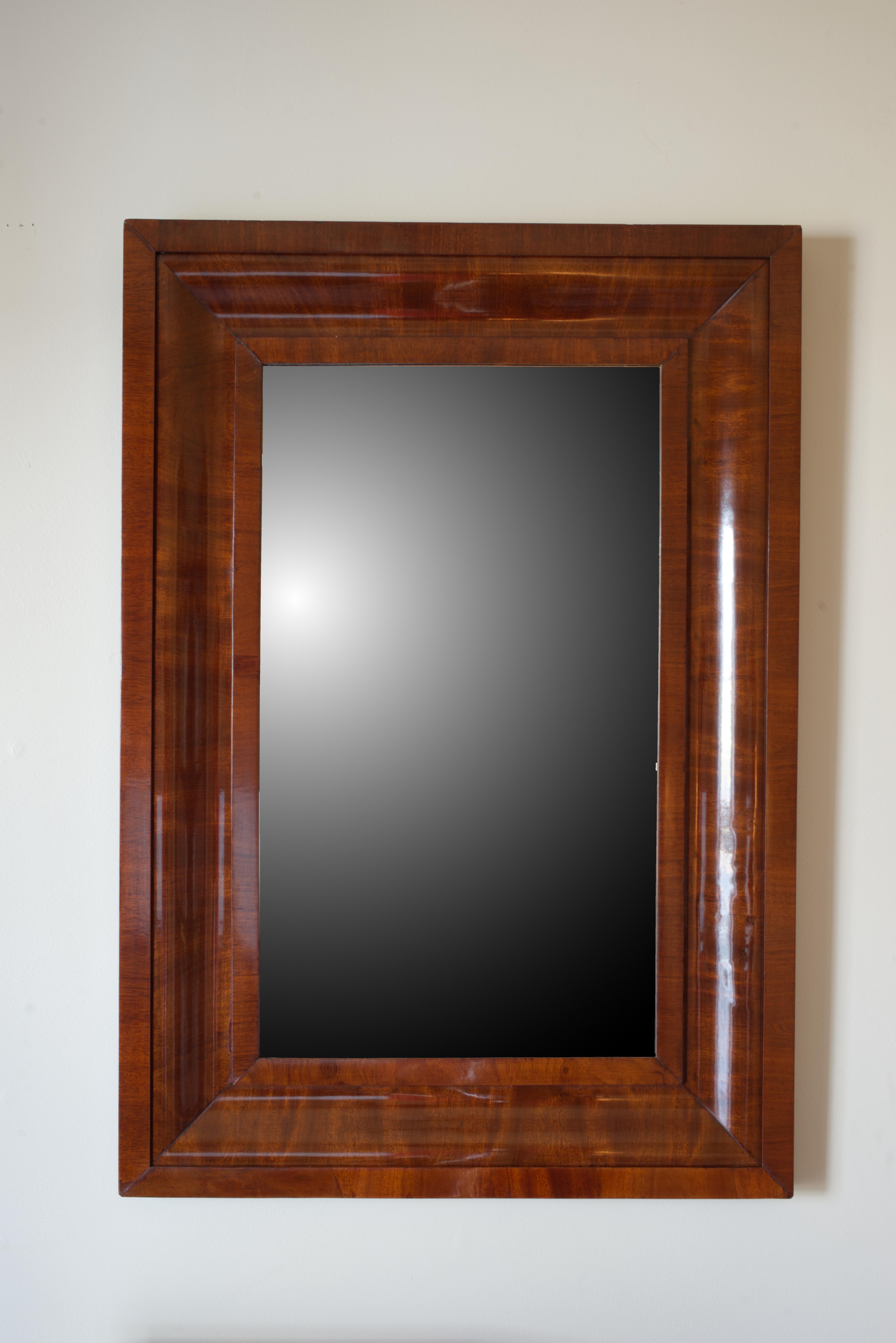 Lovely Mahogany veneered mirror frame. Mahogany (likely Cuban variety as the grain is incredibly tight and vibrant) is overlaid on profiled spruce frame. Construction and veneer layout are consistent with Mid 19th century NY and Pennsylvanian 