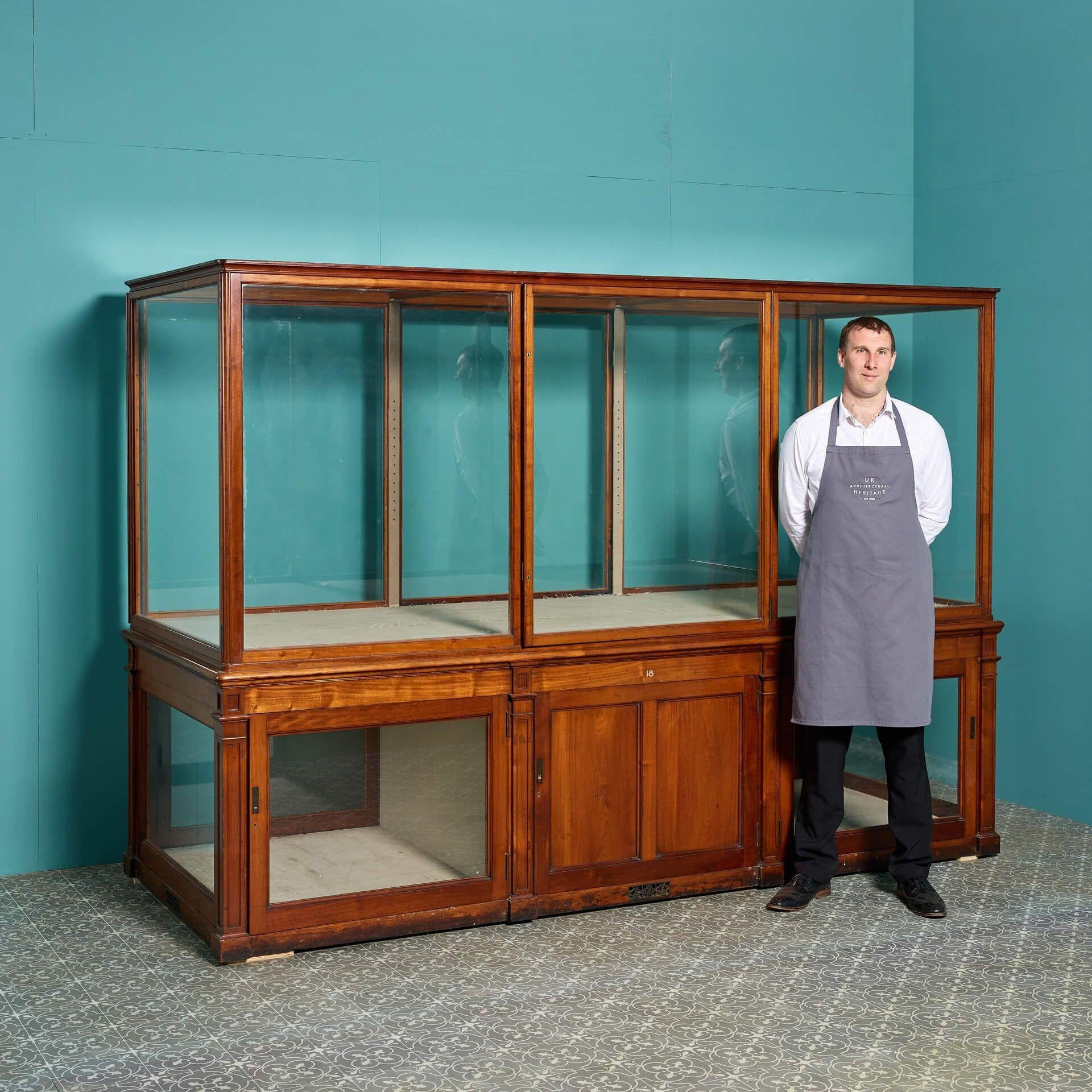 Une vitrine ou une armoire de musée de superbe qualité provenant du célèbre musée Victoria and Albert (V&A) de Londres. Elle a été utilisée de C.I.C. aux années 2000.

Le compartiment central comporte quatre tiroirs et des armoires vitrées de chaque