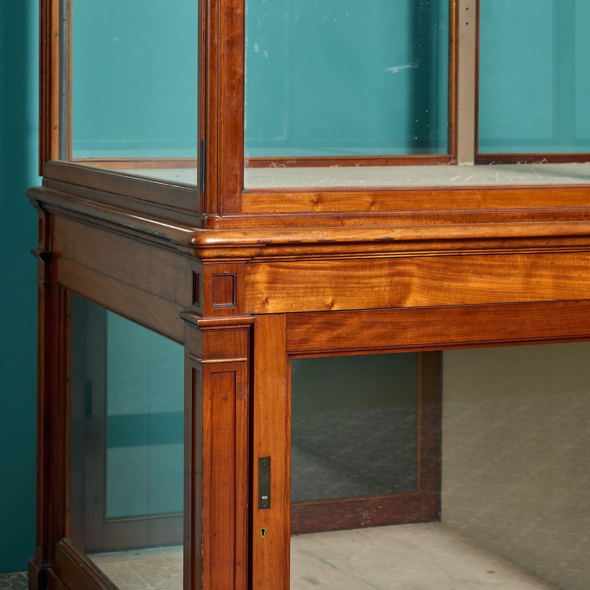 Édouardien Armoire de musée du V & A Museum, Londres en vente