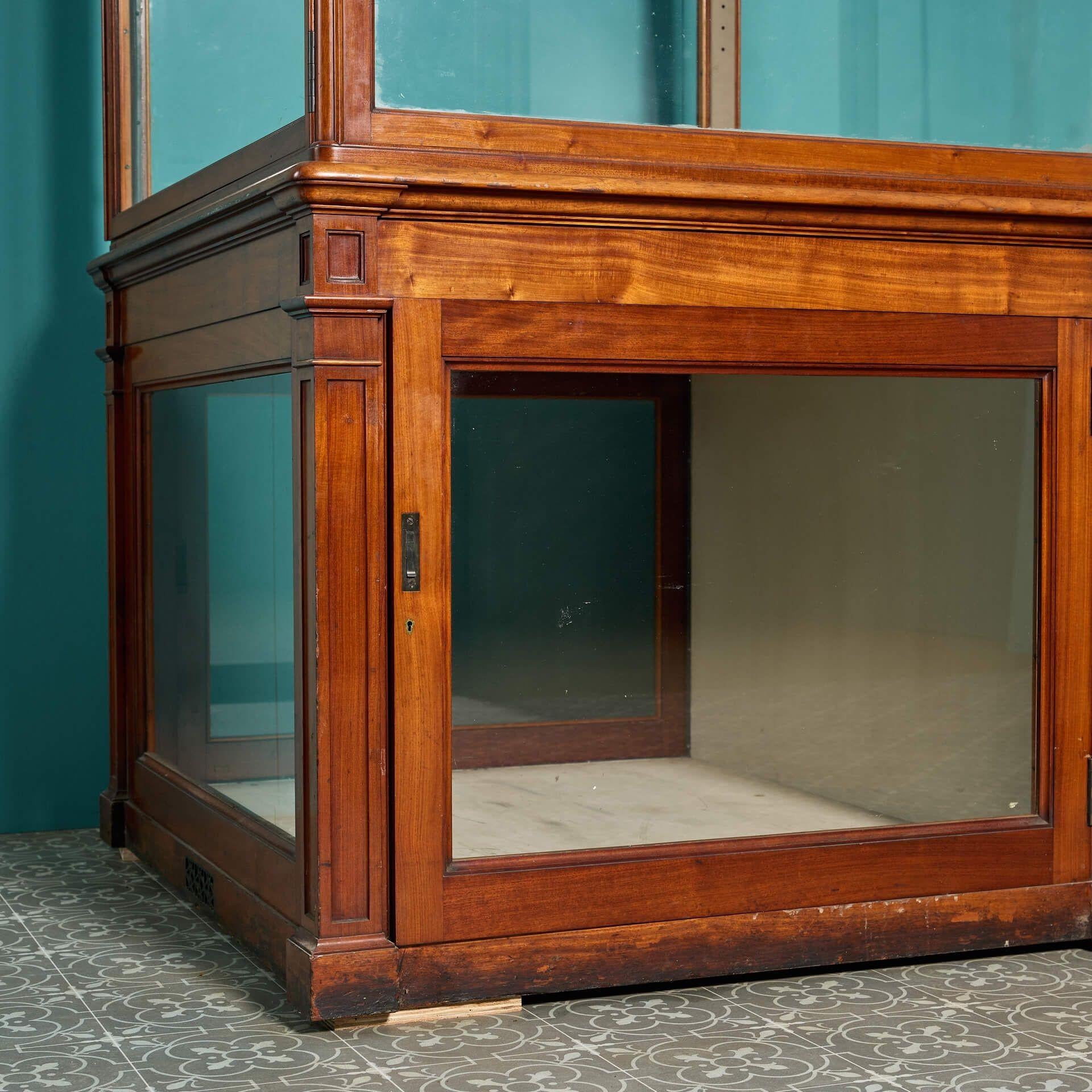 Armoire de musée du V & A Museum, Londres en vente 4